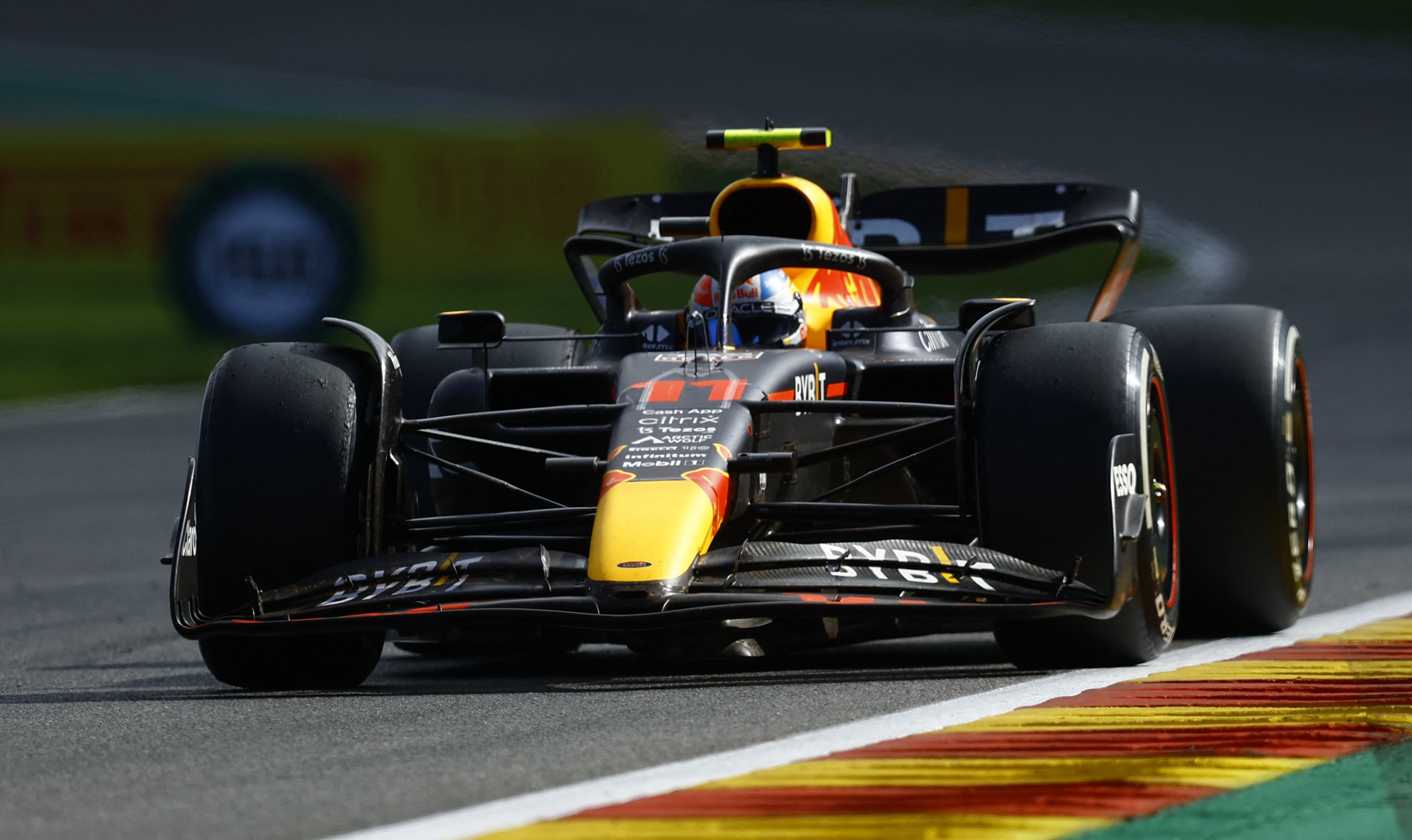 Sergio Pérez obtuvo el segundo puesto en el Gran Premio de Bélgica 2022, su compañero Max Verstappen fue el ganador. Foto: REUTERS/Stephane Mahe