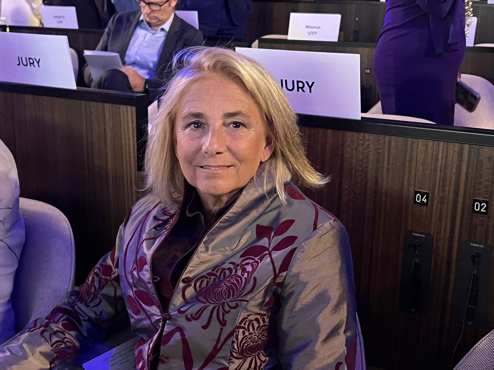 La doctora Belén Elgoyhen participó muy elegante en París de la gala de Laureadas en su calidad de jurado de las 5 científicas de  2022.  Además Elgoyhen recibió el premio como Laureada en 2008 en el área de Ciencias de la Vida y Neurociencias  