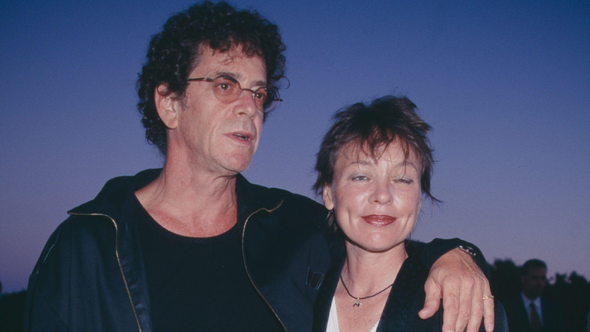 Lou Reed y su esposa durante los últimos 21 años de su vida, la música experimental Laurie Anderson, en 1995. Ella estuvo hasta el final junto a él (Photo by Rose Hartman/Archive Photos/Getty Images)