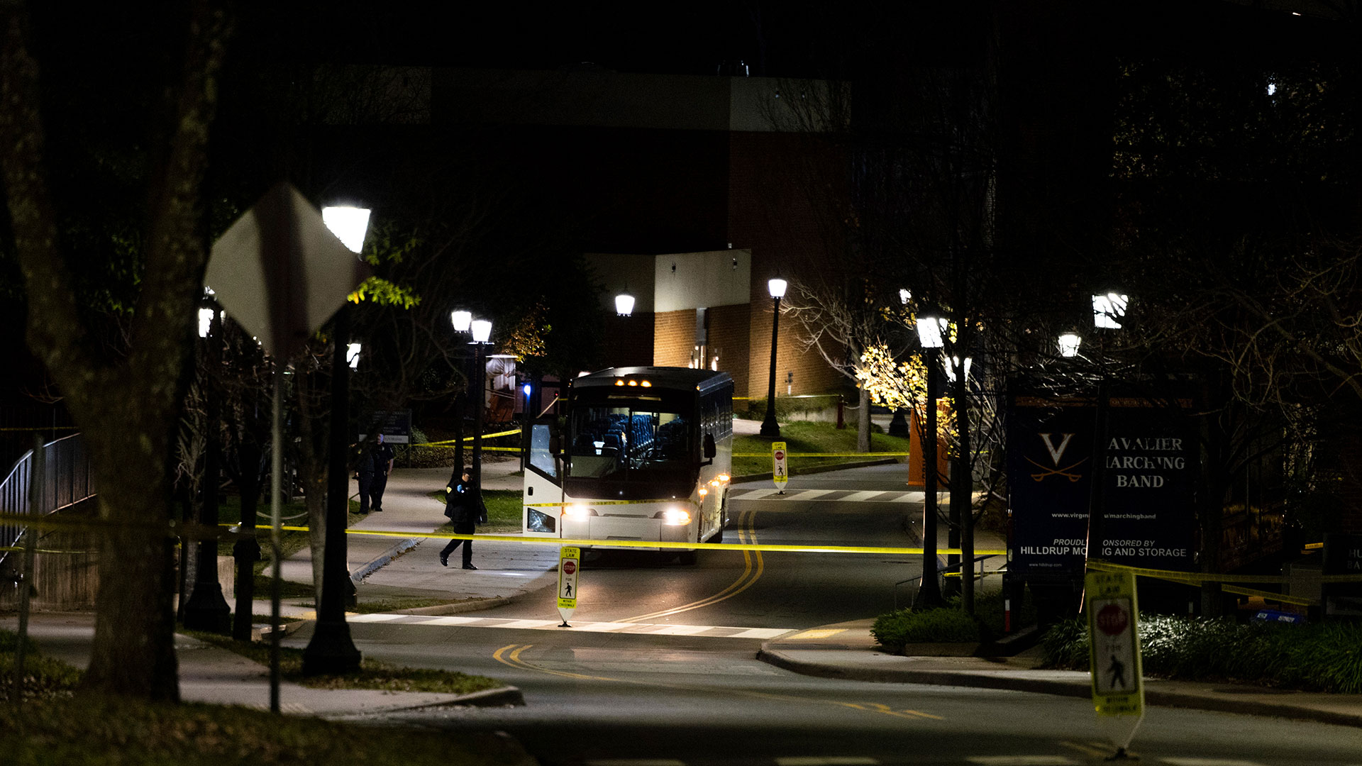 El manejo de emergencias de la universidad emitió una alerta el lunes por la noche notificando a la comunidad del campus sobre un “arma de fuego de atacante activo”. El mensaje advertía a los estudiantes que se refugiaran en el lugar luego de un informe de disparos en Culbreth Road en el campus. (foto de AP)