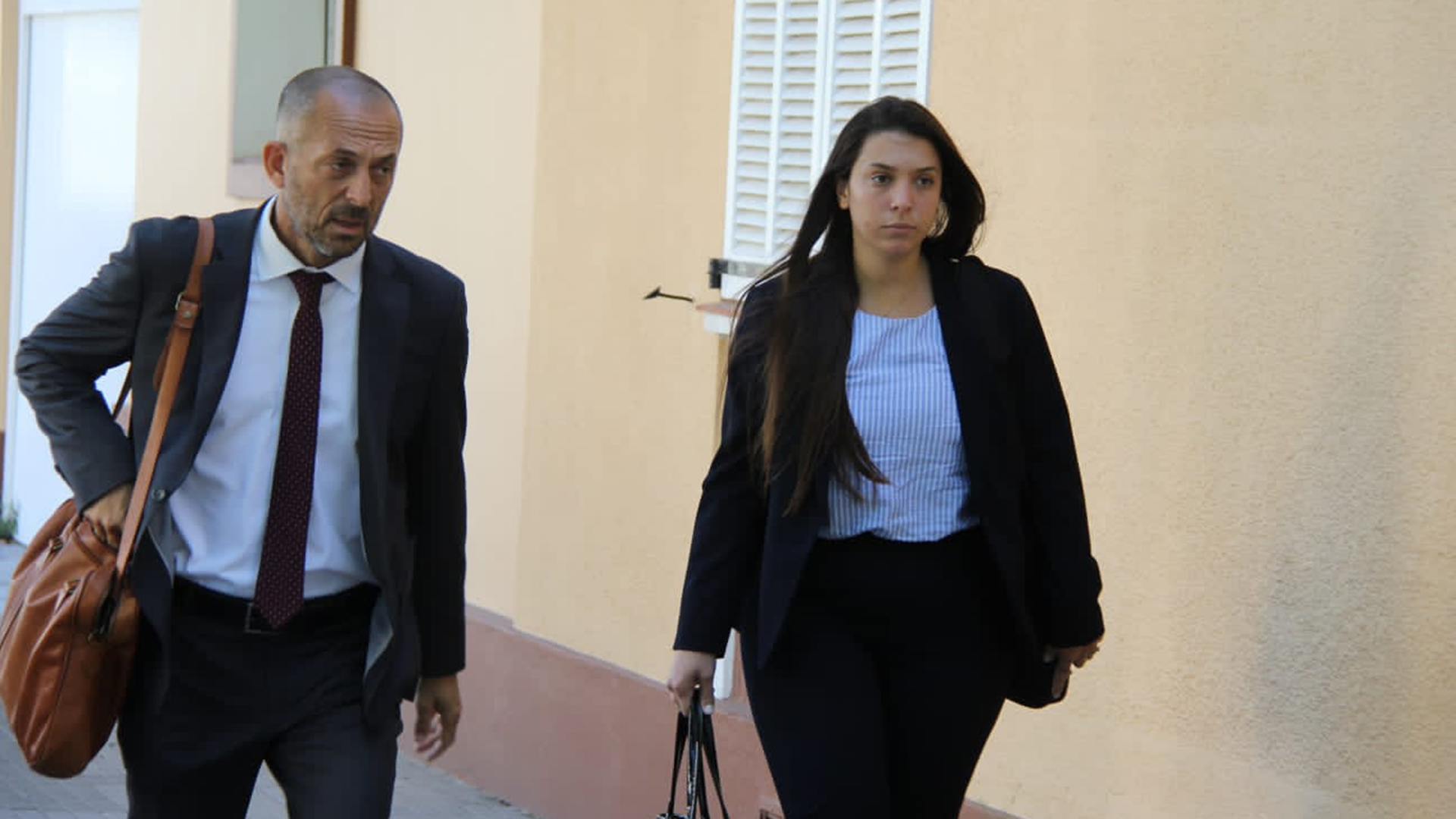 El abogado de los acusados Hugo Tomei y su asistente, la hermana de dos de los acusados, Emilia Pertossi (Ezequiel Acuña)