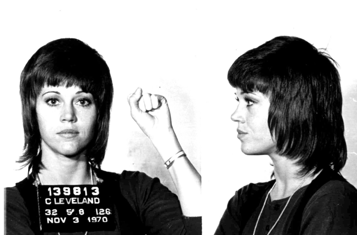 La legendaria foto de Jane Fonda detenida en 1970, cuando comenzó su activismo contra la guerra de Vietnam