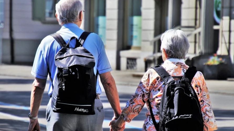 Personas de la tercera edad caminan por una calle.  (Foto: Pixabay)