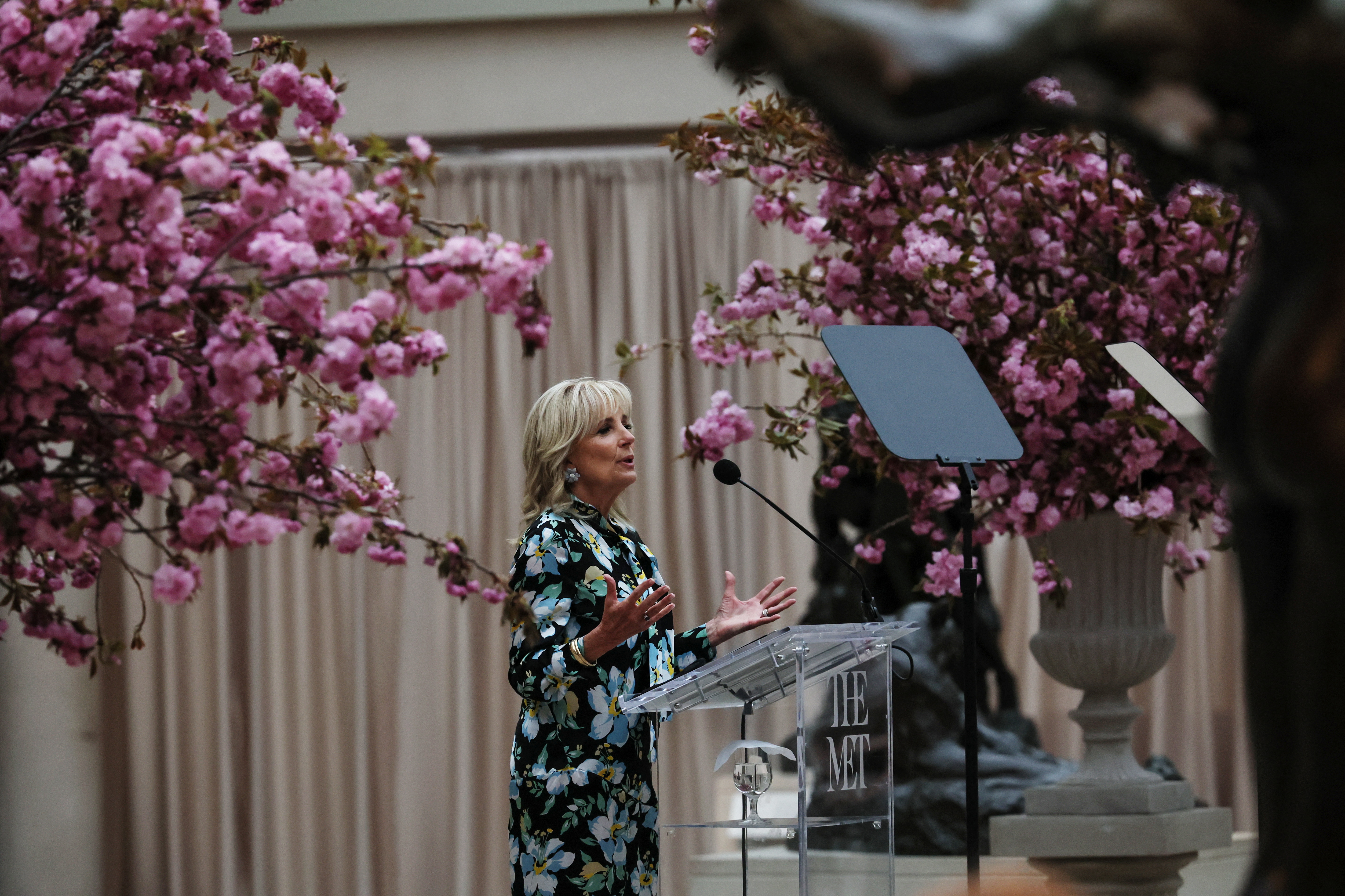 Con traje realizado por Tom Ford y que ya había utilizado en la Cumbre del G7 en el Reino Unido y en los Juegos Olímpicos de Tokio, la primera dama norteamericana, Jill Biden, habló ante la prensa e inauguró la muestra REUTERS/Shannon Stapleton