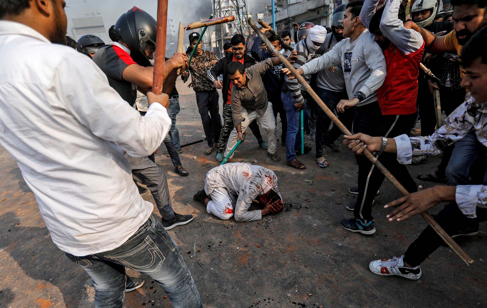 Pelea en las calles de Nueva Delhi entre dos facciones a favor y en contra de la nueva ley de ciudadanía india (24 de febrero)