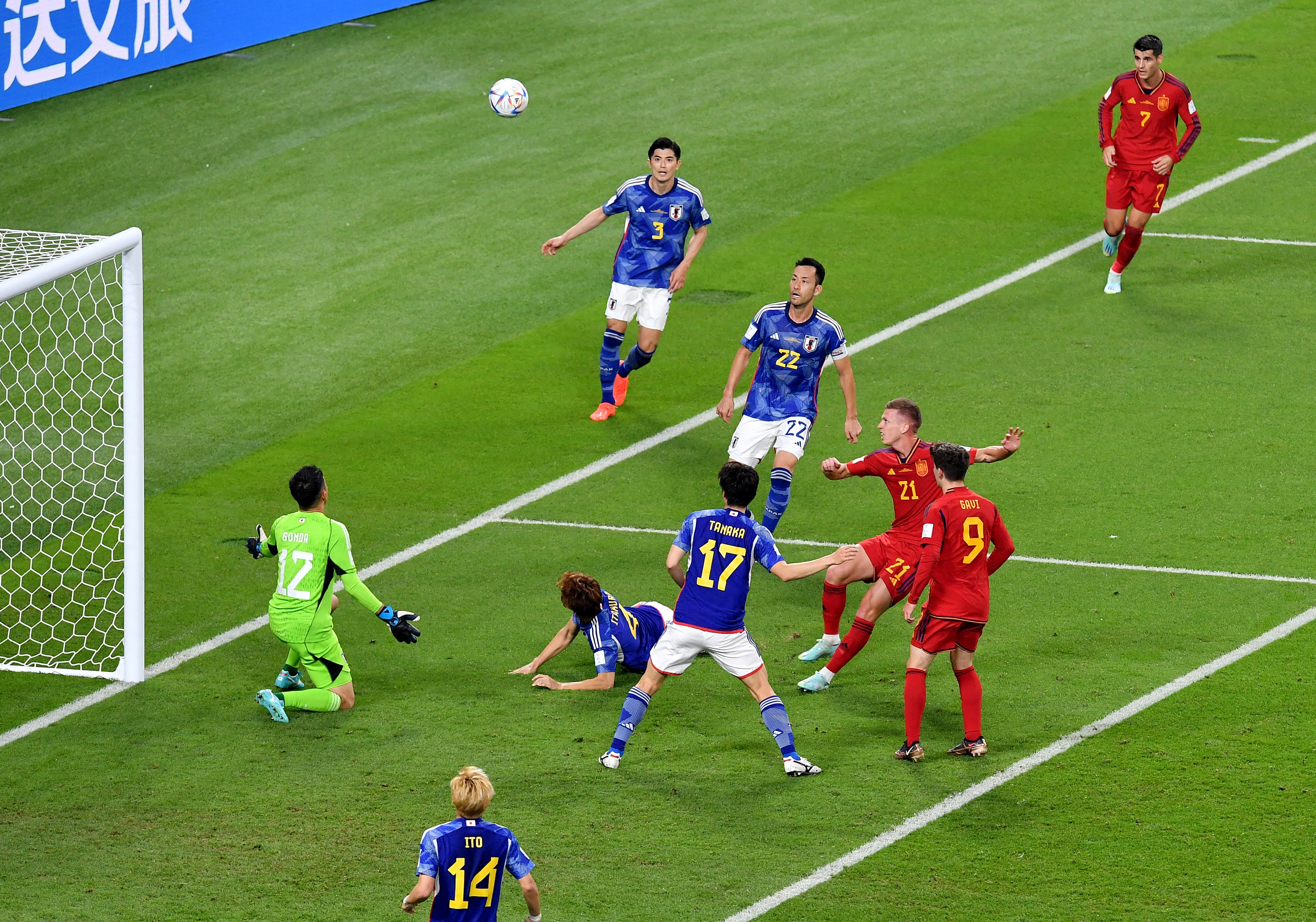 Dani Olmo se perdió el empate ante Japón. Buena tapada del arquero Gonda (REUTERS/Jennifer Lorenzini)
