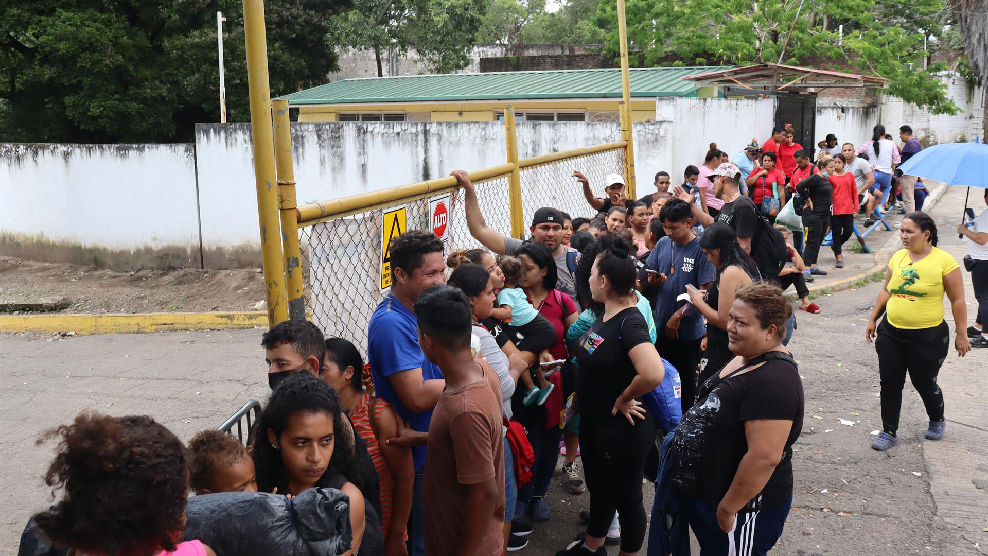 Cientos de migrantes venezolanos, varados en la frontera sur de México, han acudido en los últimos días ante la oficina de ayuda a refugiados en la ciudad mexicana de Tapachula, fronteriza con Guatemala (EFE)