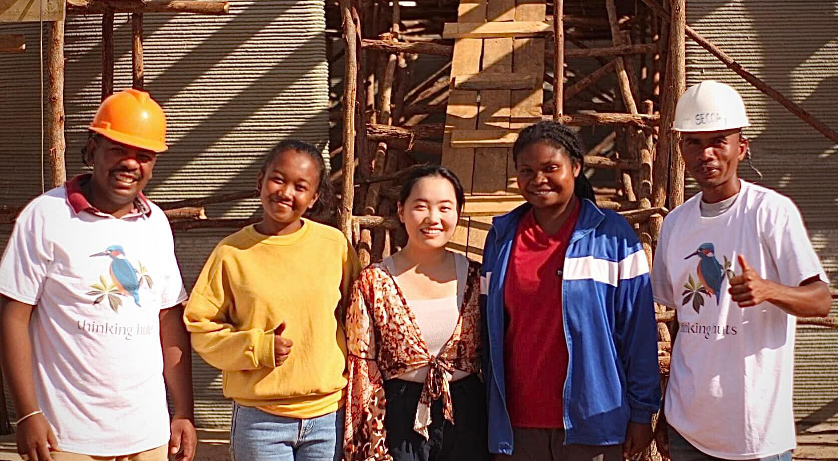 Para la construcción del primer prototipo de escuela en Madagascar se crearon lazos y acuerdos con la comunidad y organizaciones del lugar. (Imagen: gentileza Thinking Huts)
