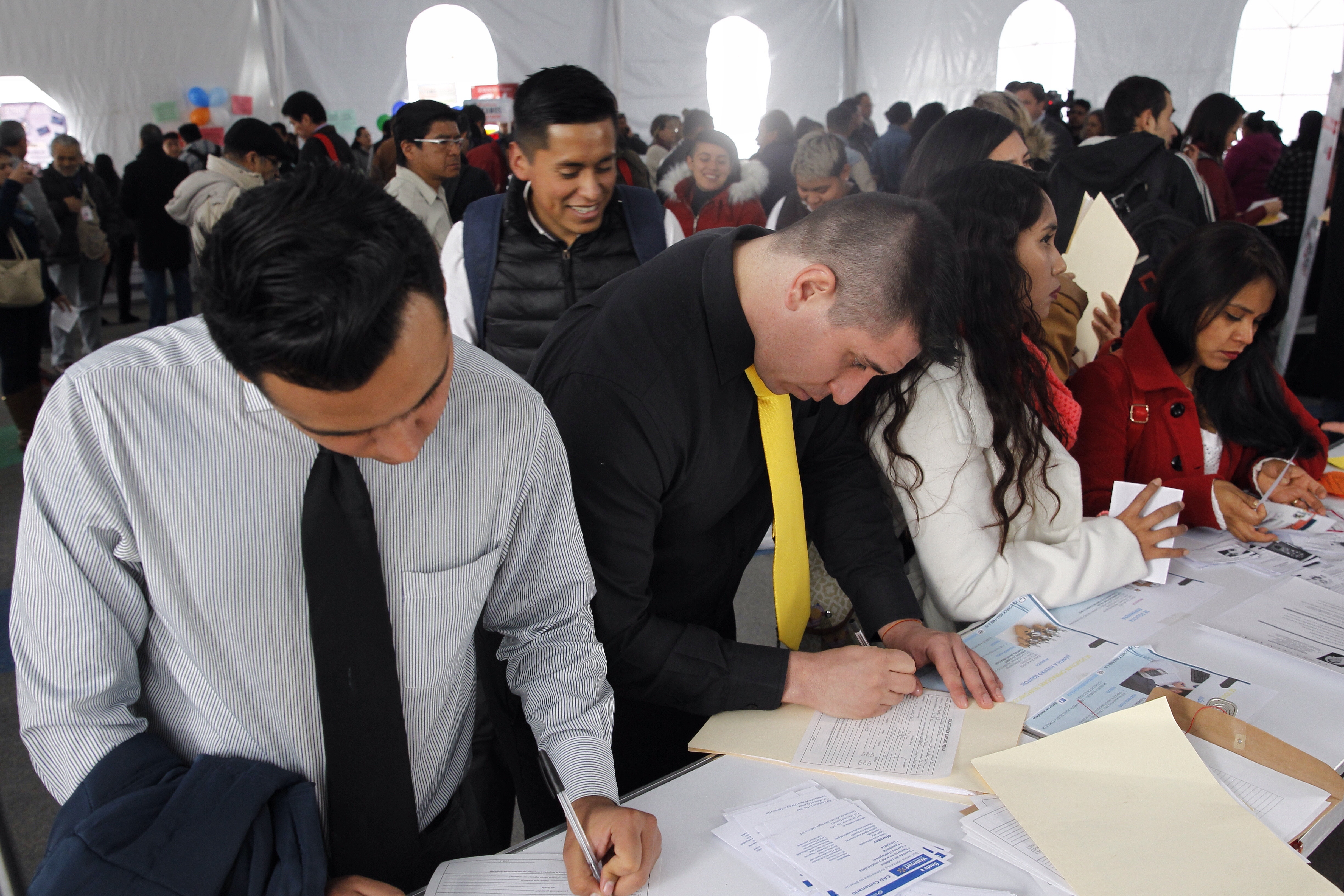 Decenas de mexicanos elaboran solicitudes de empleo durante el inicio de la 30° Feria del Empleo que se celebra en Ciudad de México (México). EFE/Sáshenka Gutierrez/Archivo
