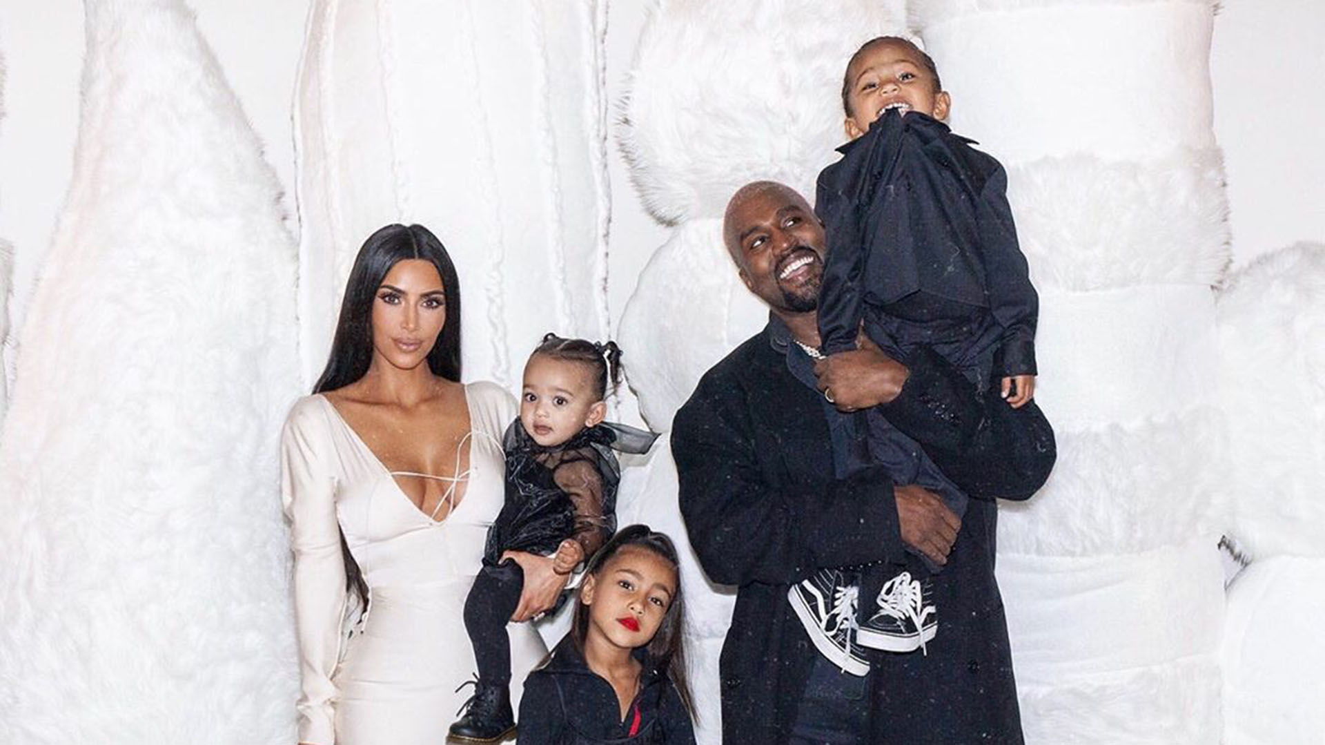 Kim Kardashian y Kanye West con tres de sus cuatro hijos 
