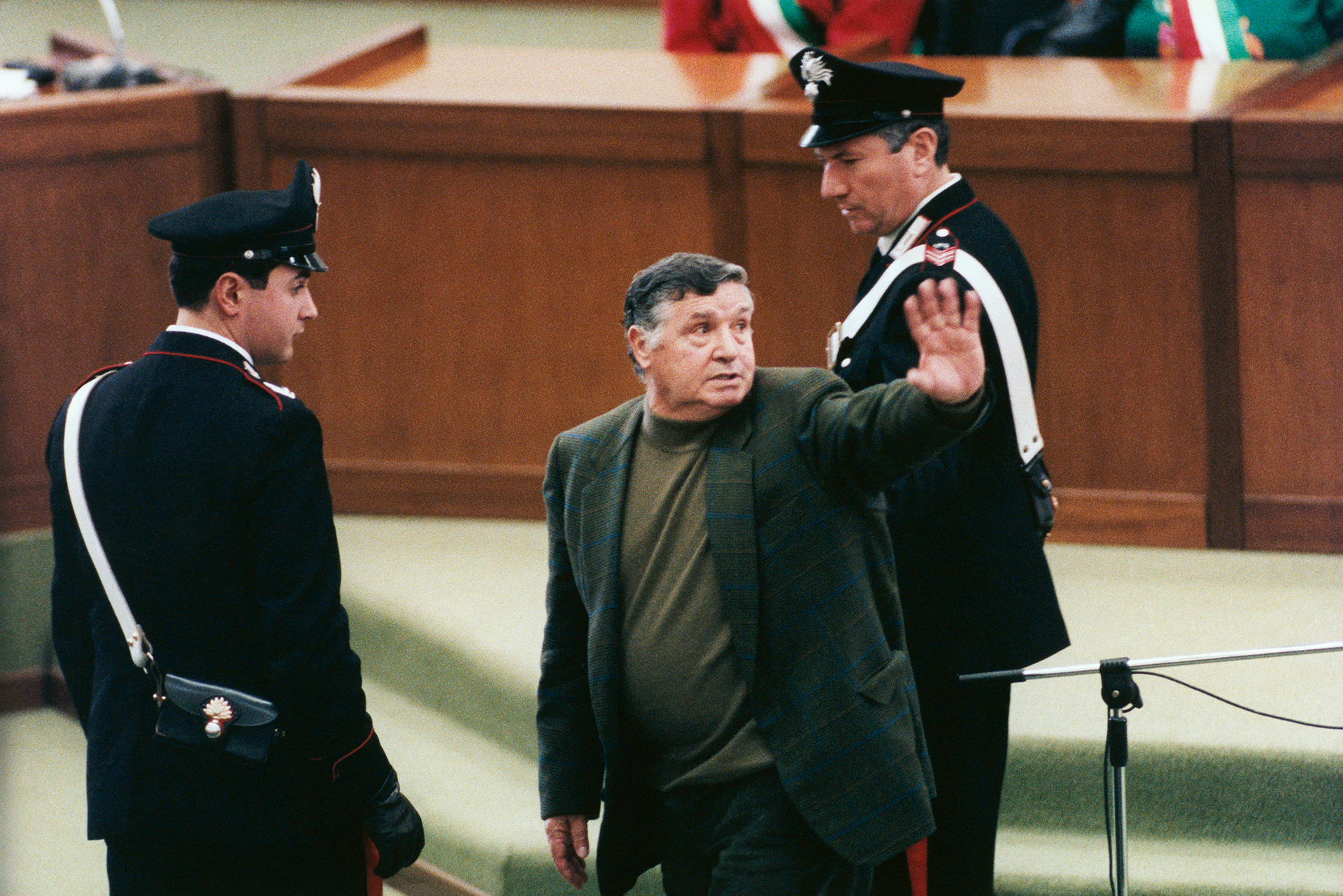 Salvatore "Toto" Riina, el mafioso que mandó a matar a Dalla Chiesa, el 4 de marzo de 1993 en la Corte de Palermo, Italia, luego de evadir durante 23 años a la policía. Fue acusado de unos 150 asesinatos  (Photo by Franco Origlia/Getty Images)