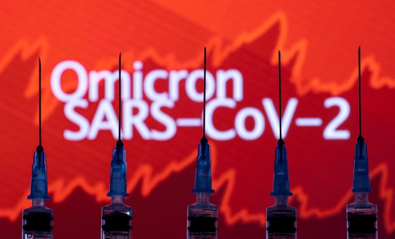 En una presentación parlamentaria, científicos sudafricanos adelantaron que las vacunas actúan como barrera para casos graves de coronavirus por la variante Ómicron (Reuters)