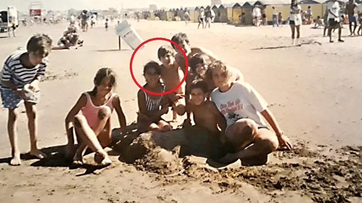 Antonela y Messi durante su tiempo libre en una playa de Mar del Plata en el verano del 98