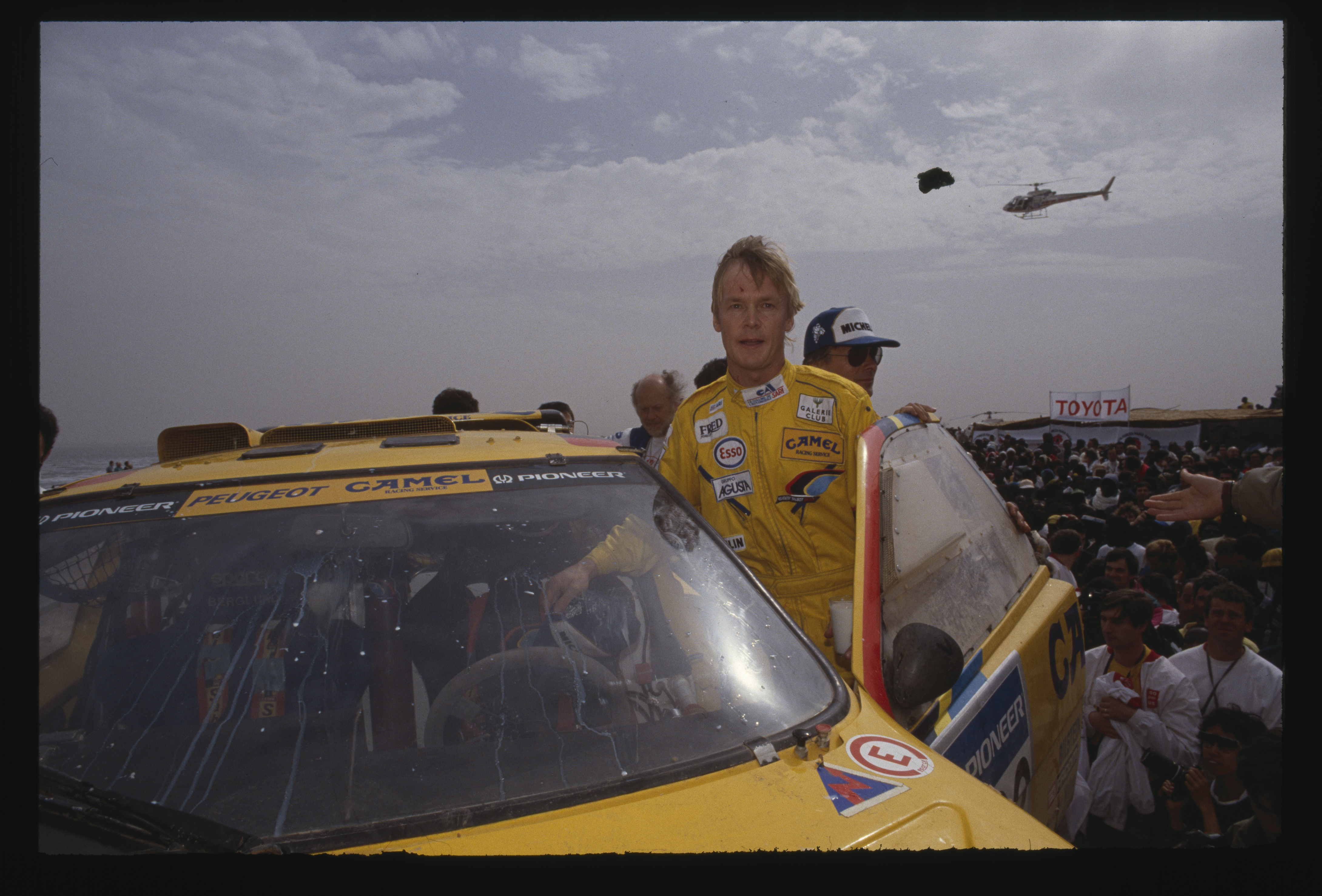 Ari Vatanen en el Rally Dakar 1990, que también ganó al volante de un Peugeot 405 (Photo by Yves Forestier/Sygma via Getty Images)