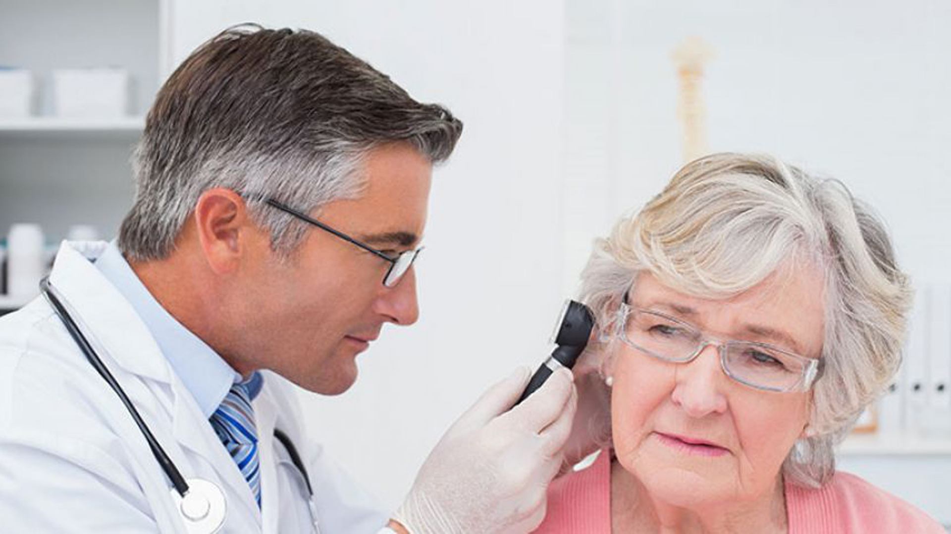 En los adultos mayores es característica la presencia de hipoacusia fisiológica, que se conoce con el nombre de presbiacusia. La audición comienza a perderse desde los 60 / (iStock)