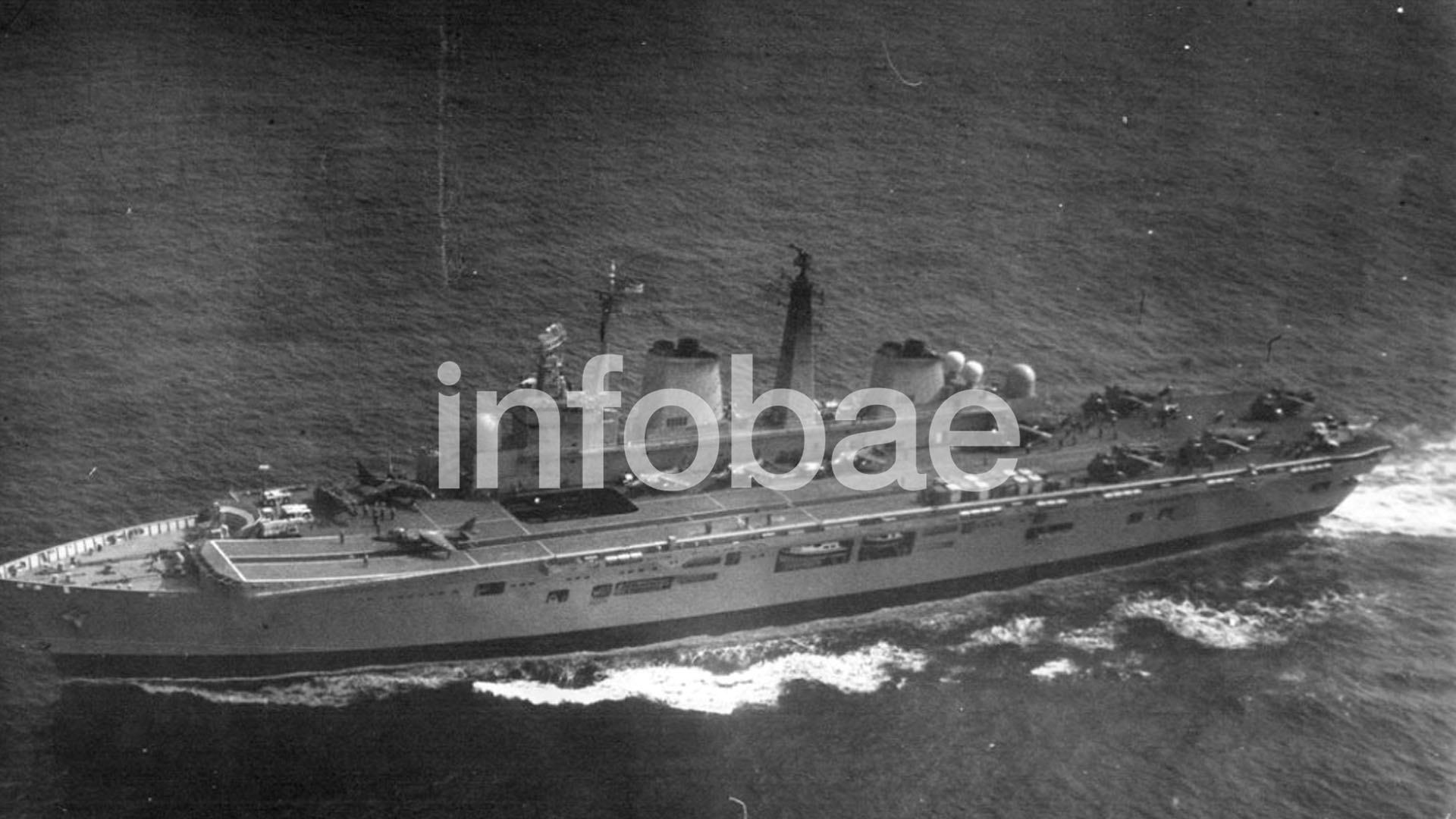(El portaaviones británico HMS Invincible fotografiado por un avión TU-95RTs de la Aviación Naval de la Unión Soviética cuando se encontraba regresando de Malvinas)
