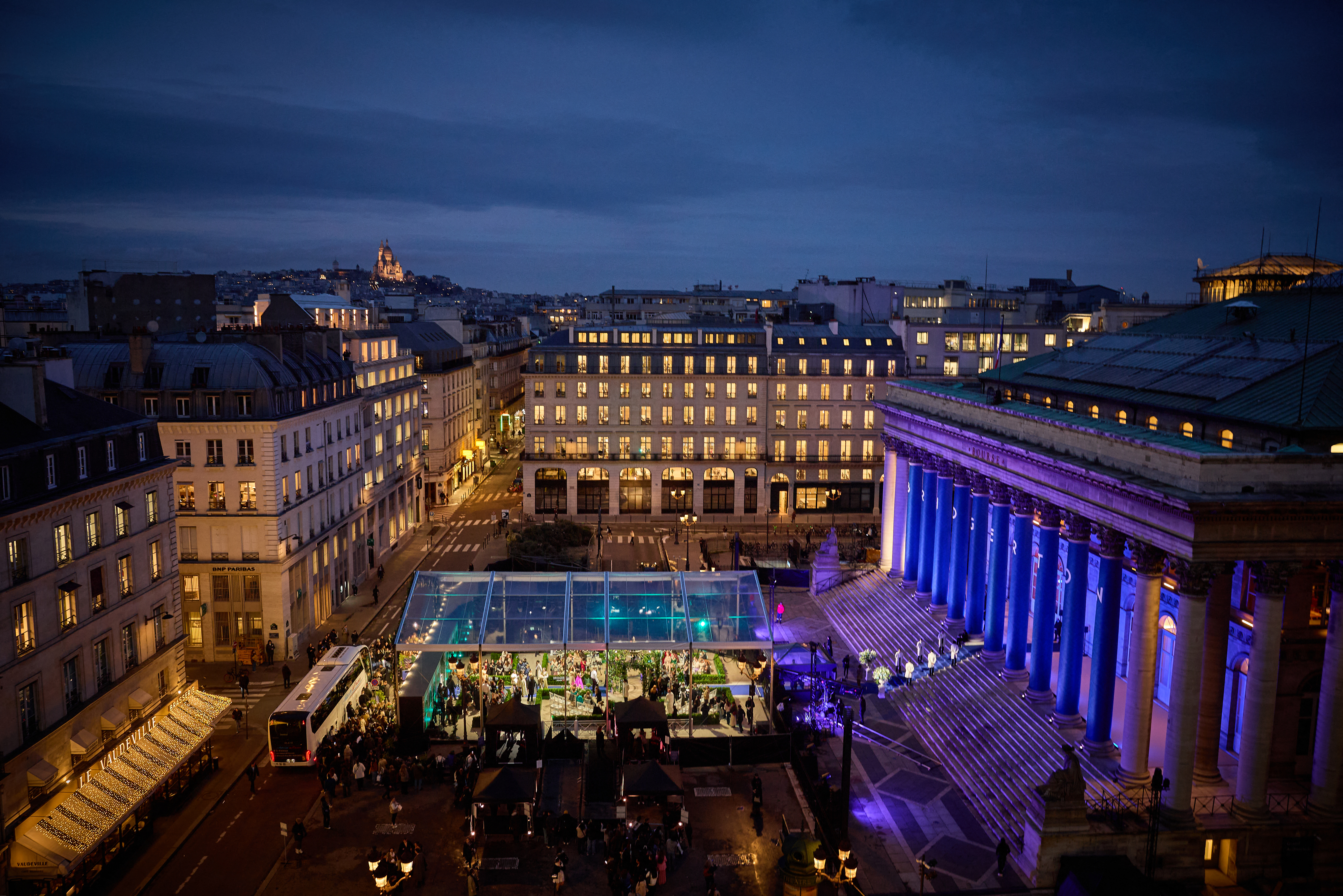 Cuidó durante meses a una mujer mayor para ganarse su confianza y le robó una caja fuerte con joyas y dólares
