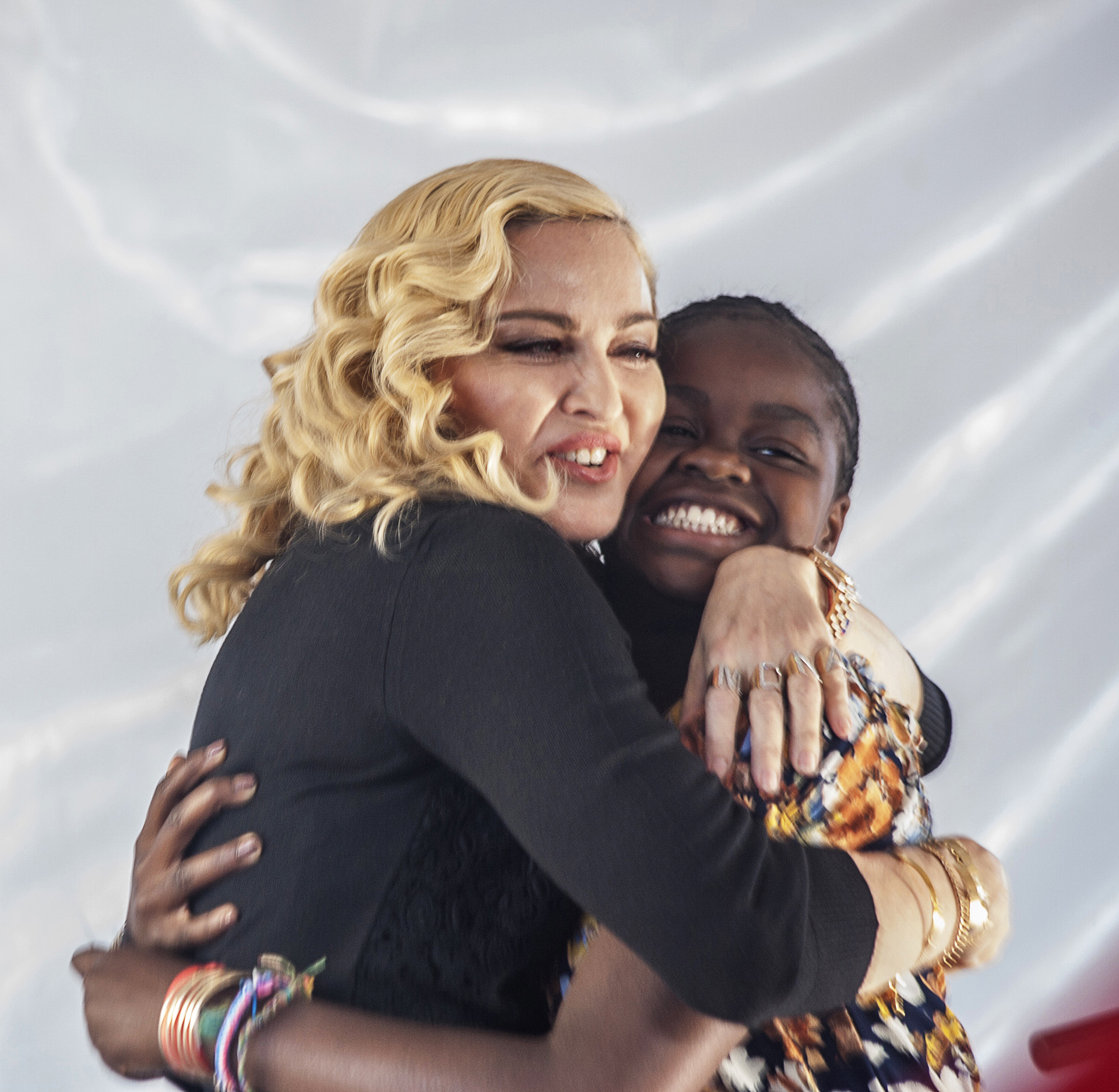 Interesada por las causas humanitarias, Madonna emprendió un camino de solidario con acciones beneficas por África, donde adoptó a Mercy