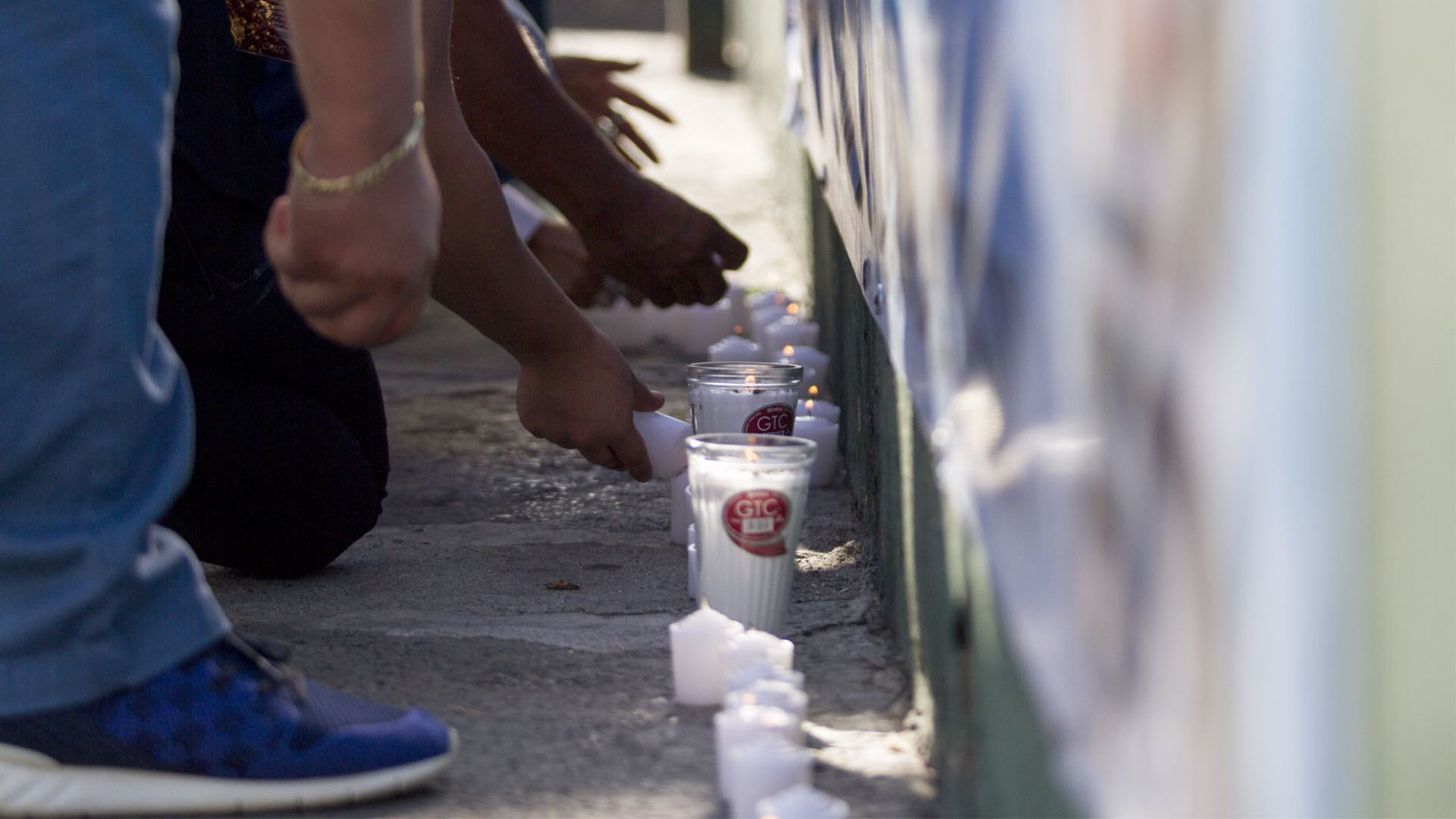 Se colocaron veladoras en la fachada del lugar para conmemorar a las personas fallecidas (Foto: Cuartoscuro)