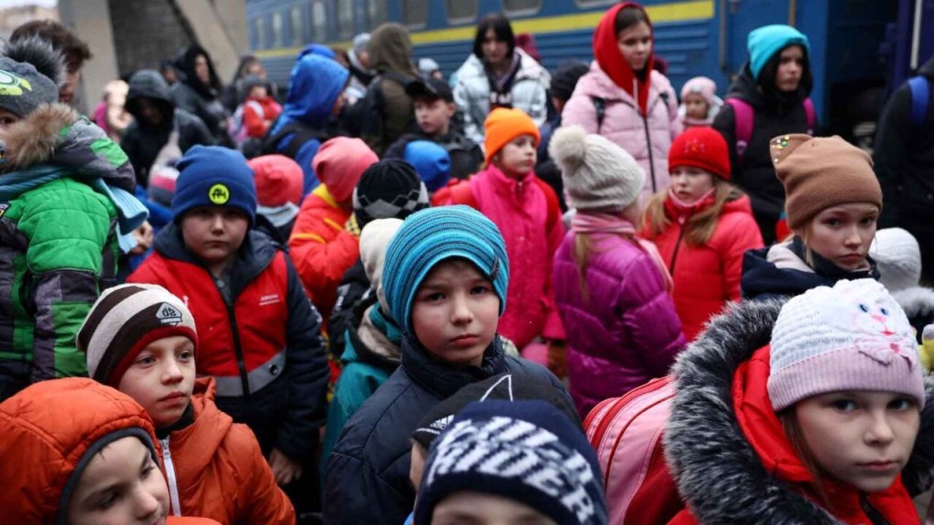 Niños ucranianos a punto de ser subidos a un tren en la zona ocupada del Donbás para ser trasladados a campos de reeducación en Rusia. (Telegram)