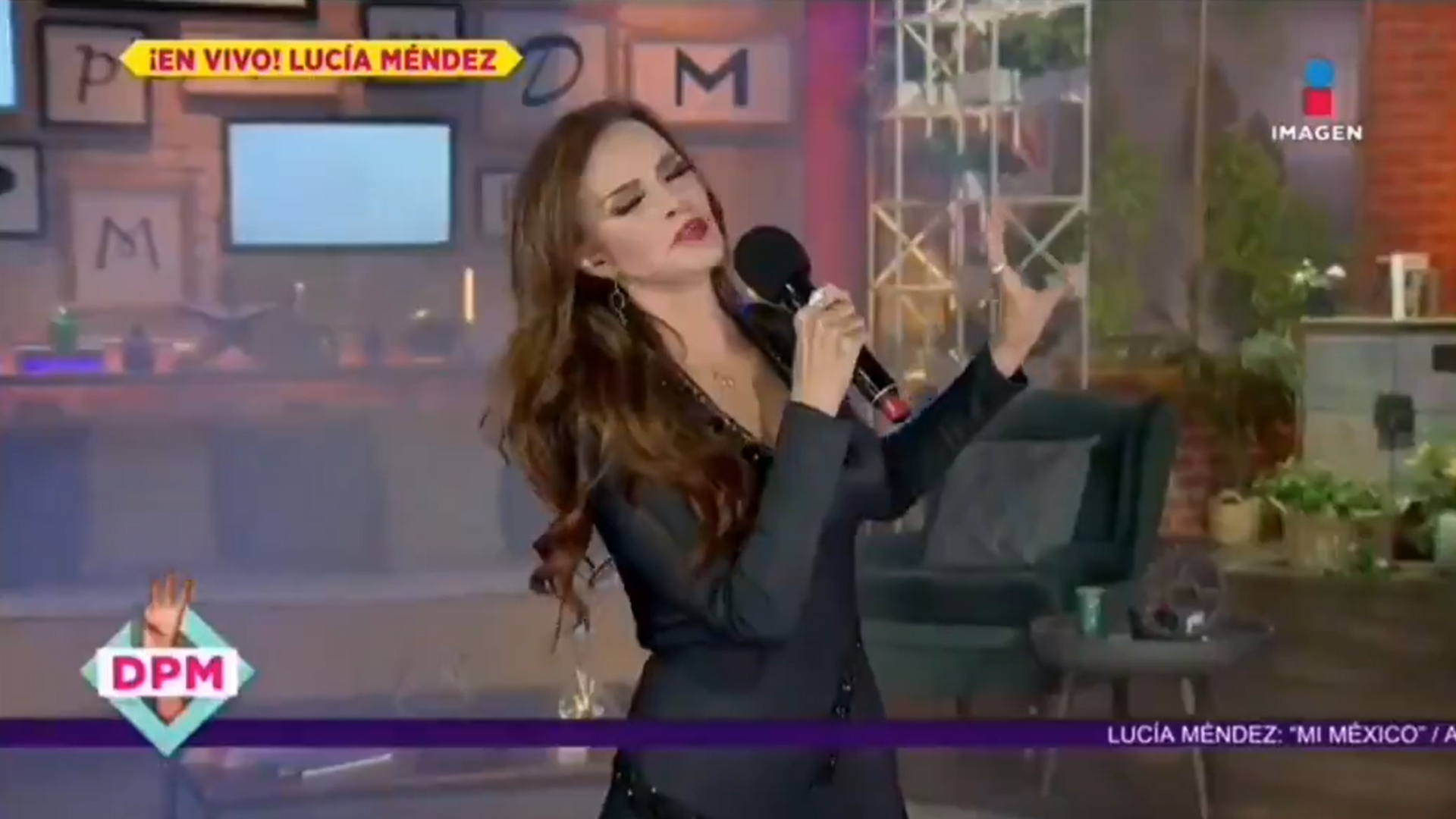 Durante su actuación en el programa "De primera mano", Lucía dejó en evidencia el uso de playback (Captura de pantalla: Youtube @grupoimagentelevisión)