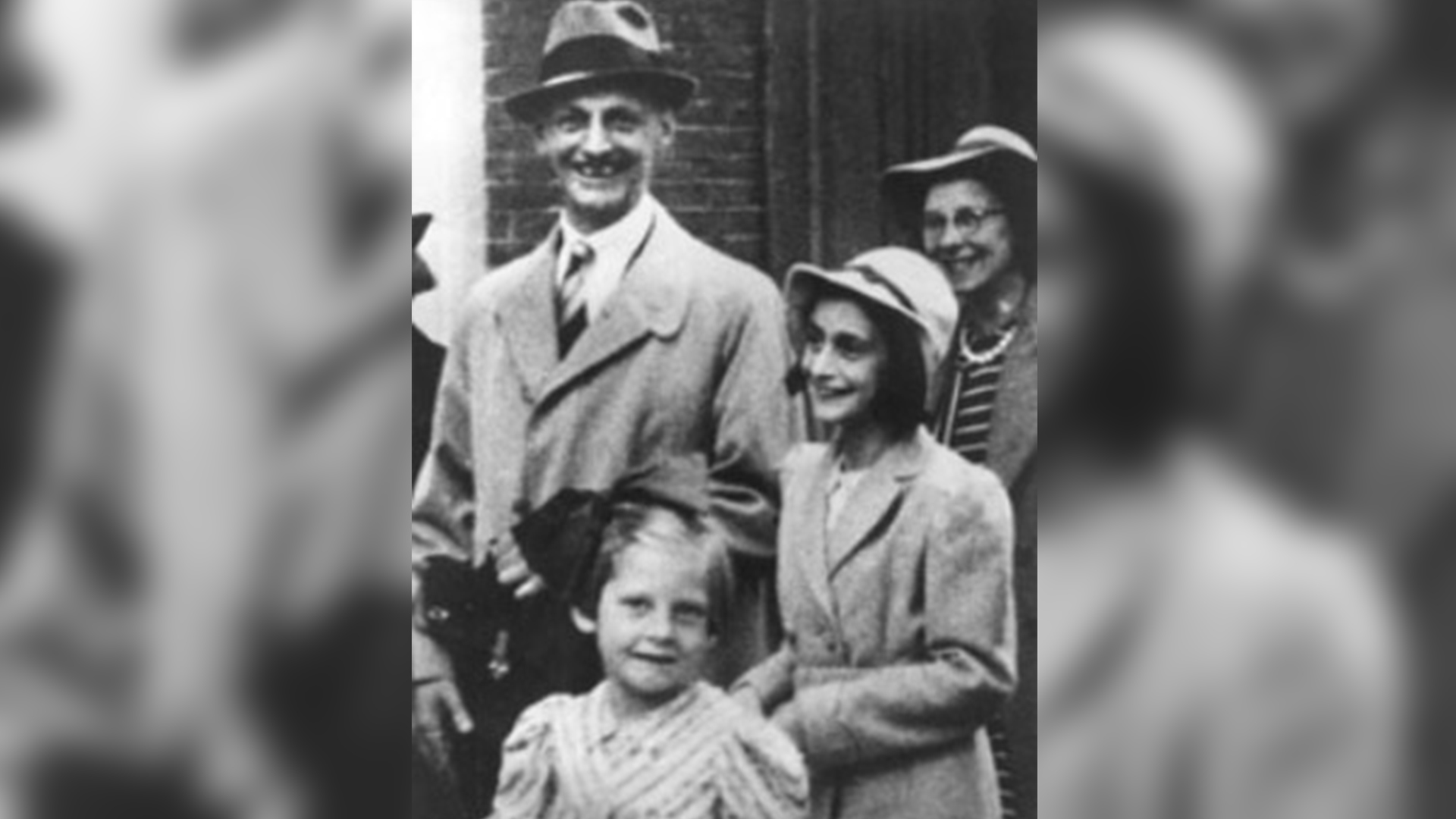 Ana Frank junto a su familia