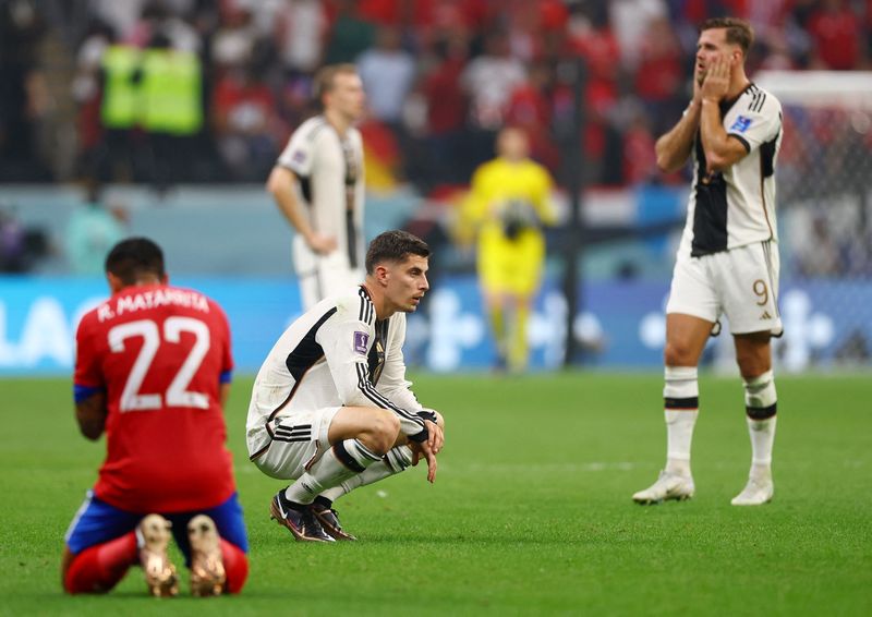 Los jugadores de Alemania se muestran decepcionados tras su eliminación en la primera ronda del Mundial luego del partido ante Costa Rica por el Grupo E en el estadio Al Bayt de Al Khor, Qatar - 1 de diciembre de 2022 REUTERS/Matthew Childs