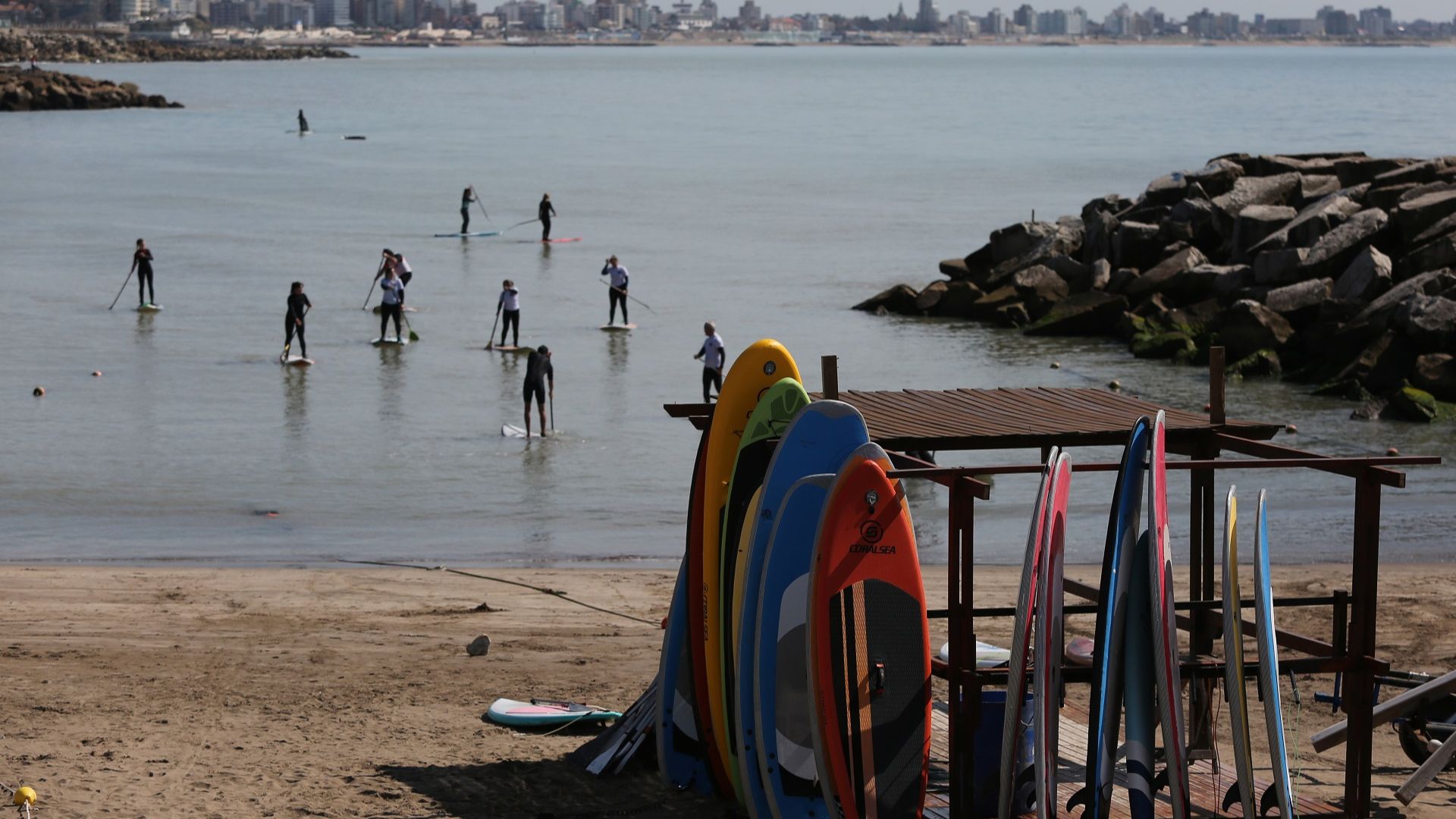 En las escuelas de surf se pueden alquilar tablas y trajes en cualquier momento del año (Crédito: Prensa EMTUR)
