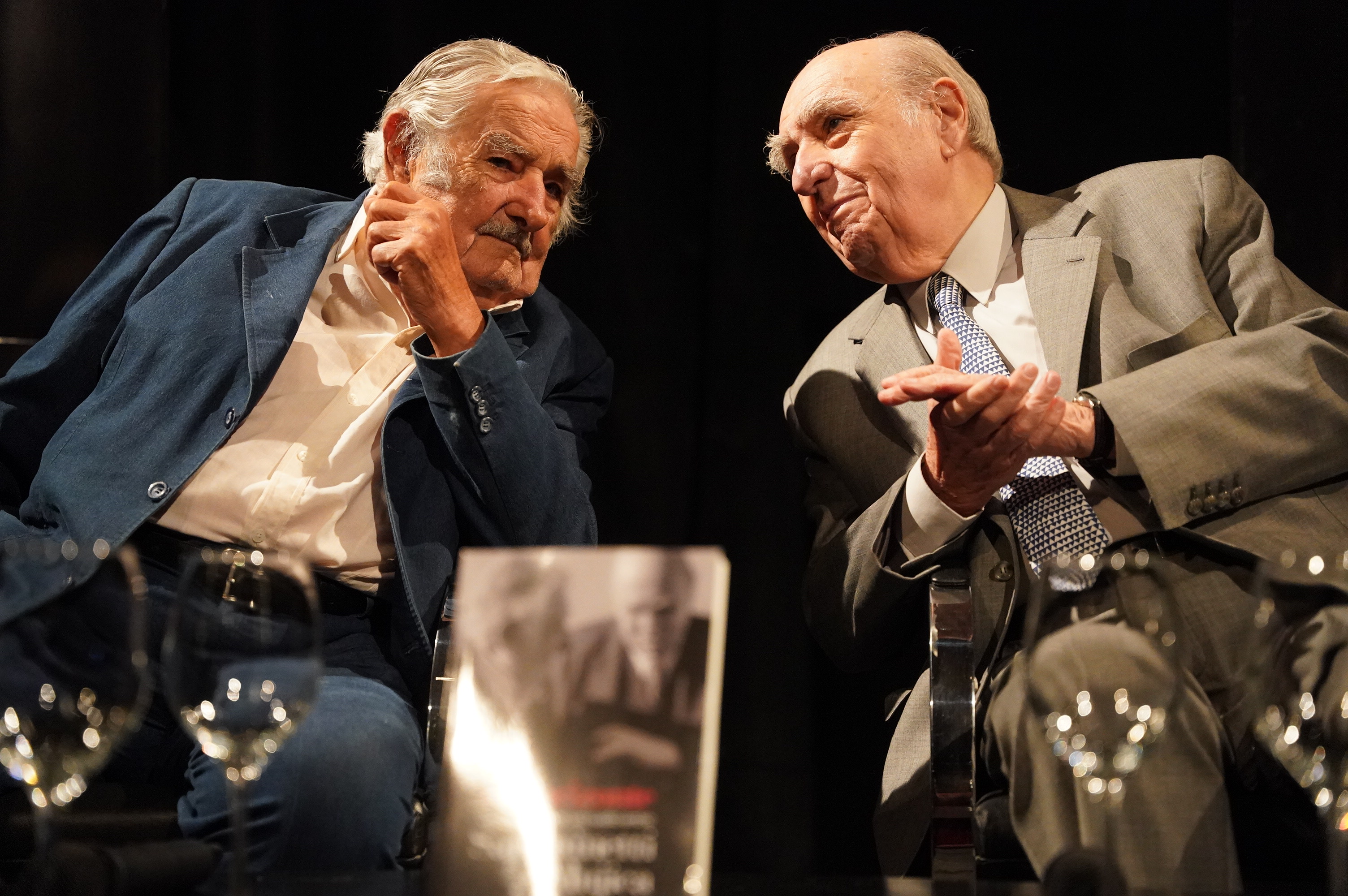 Izquierda y derecha. Mujica y Sanguinetti, juntos en la presentación del libro que compartieron. (foto Franco Fafasuli)