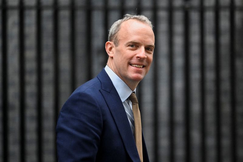 El viceprimer ministro británico y secretario de Justicia, Dominic Raab, reacciona frente a Downing Street. (REUTERS/Toby Melville)