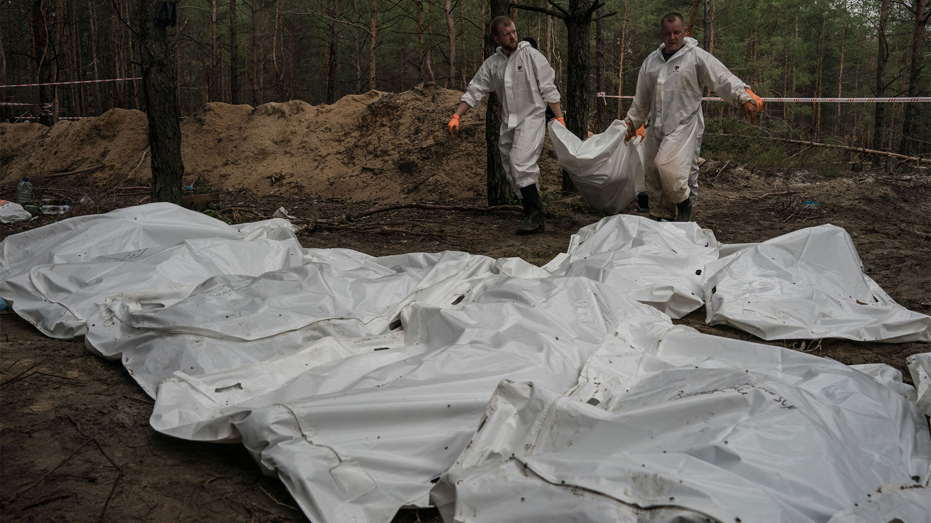 Bags containing the bodies of Ukrainian soldiers are laid out in Izyum. MUST CREDIT: Photo for The Washington Post by Wojciech Grzedzinski.