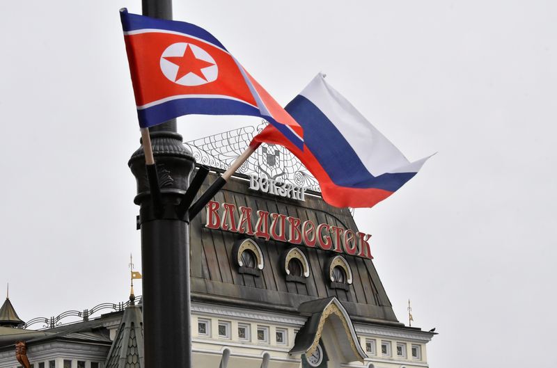 FOTO DE ARCHIVO. Imagen referencial de las banderas de Rusia y Corea del Norte ondeando en una calle cerca de una estación de tren, en Vladivostok, Rusia (REUTERS/Yuri Maltsev)
