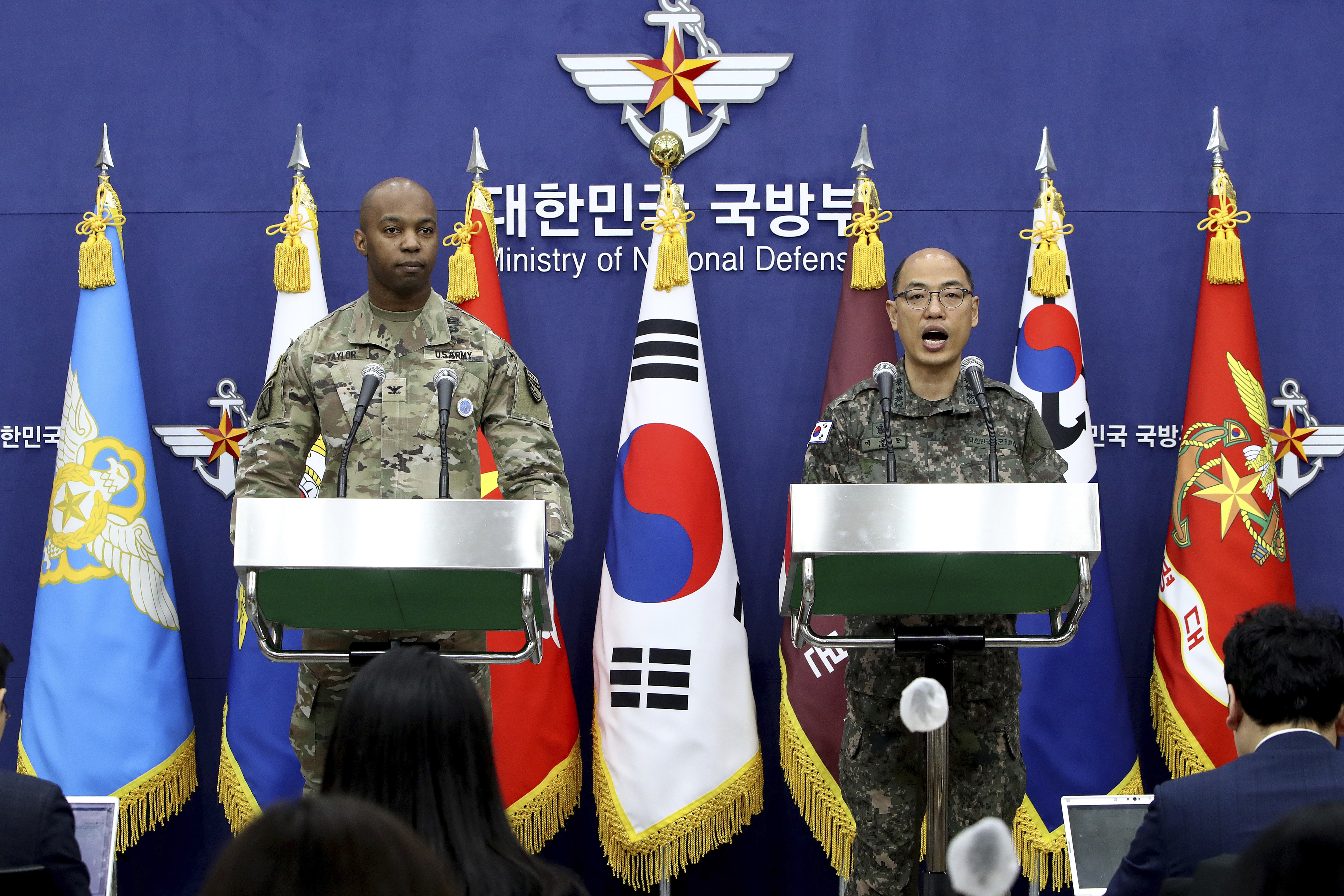 El coronel estadounidense Isaac Taylor, a la izquierda, y el coronel surcoreano Lee Sung-jun dan una conferencia de prensa en Seúl  (Chung Sung-Jun/Foto Compartida via AP)