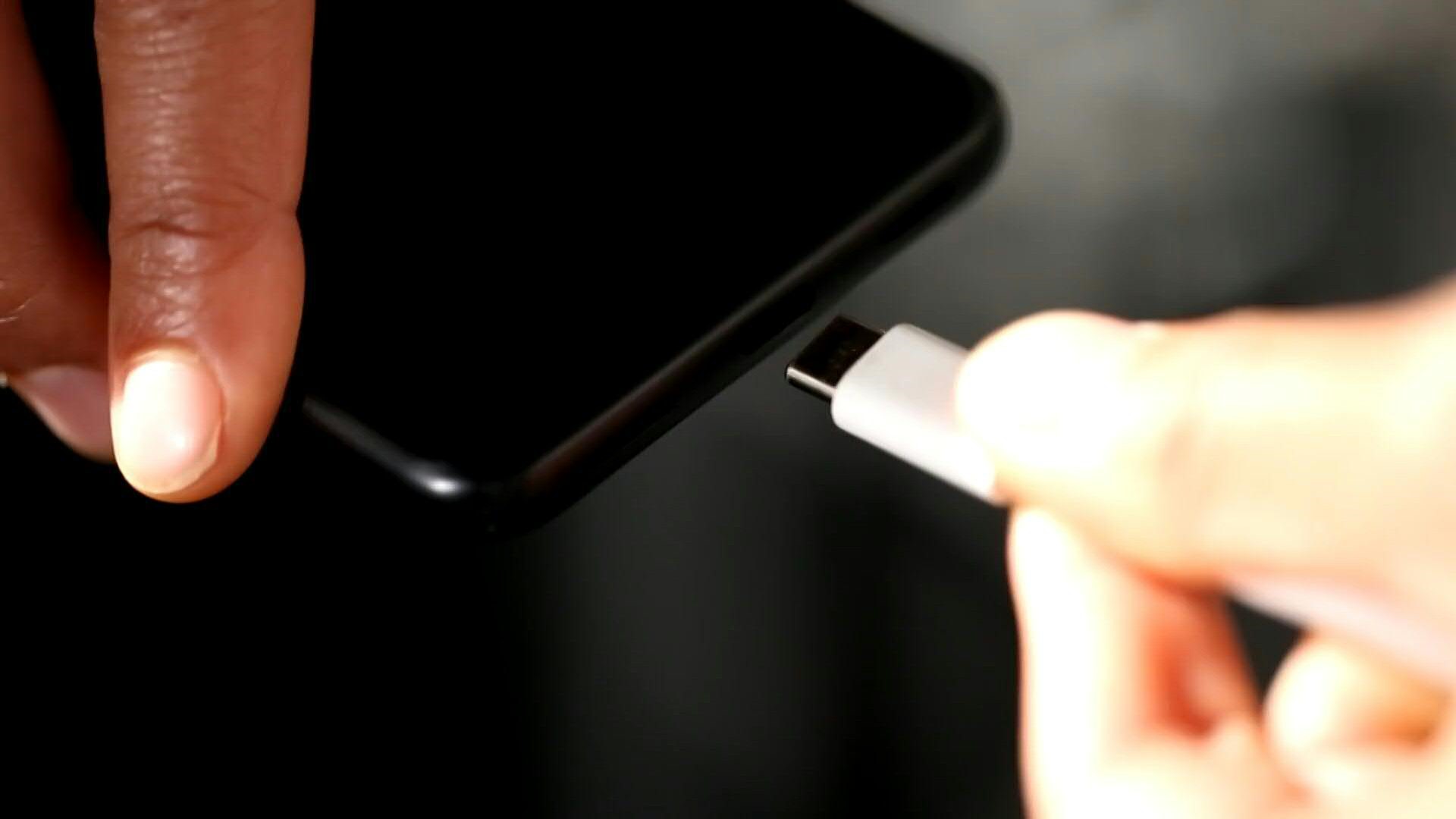 El cargador universal USB-C, aprobado por el Parlamento Europeo: Apple  tendrá que decir adiós a Lightning en 2024