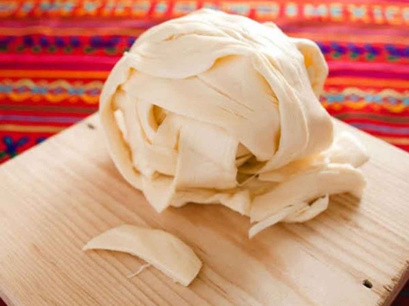 El queso Oaxaca es uno de los productos lácteos más populares entre los consumidores mexicanos, pero también uno de los que más han aumentado de precio, debido a la inflación que se vive actualmente. (Foto: Twitter/@ElMundoInforma1)