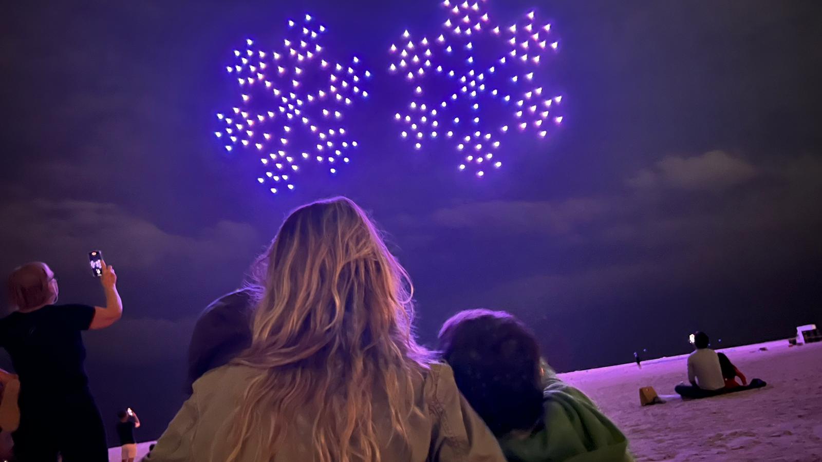 Los drones también ofrecen una excelente alternativa a lugares donde no es posible lanzar fuegos artificiales. 