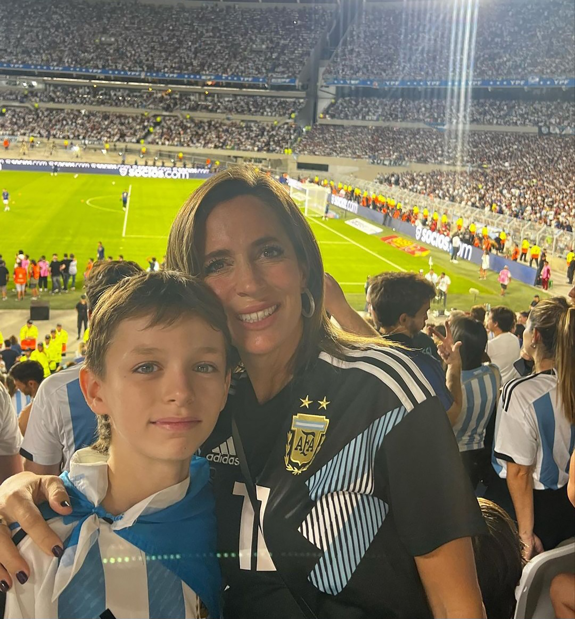 Sandra Borghi y Valentín durante el partido que la selección argentina jugó contra Panamá (Instagram)