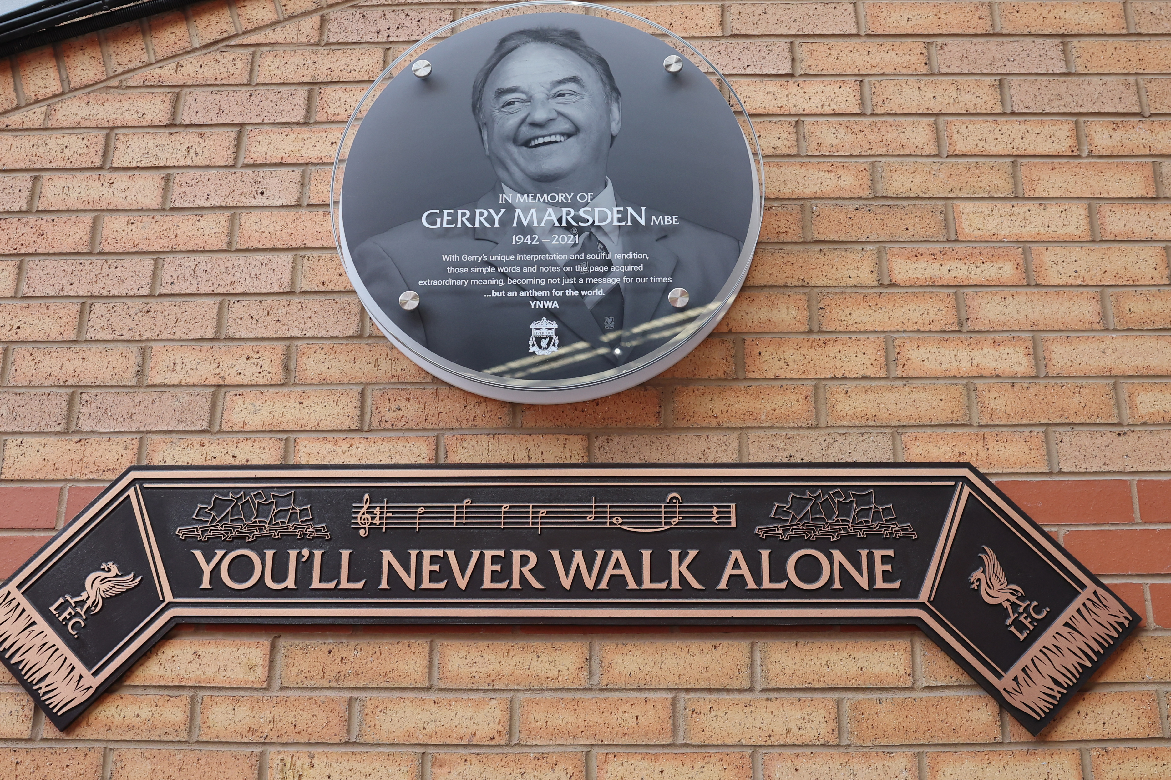 Una plaqueta en las afueras del estadio Anfield Road del Liverpool FC, recuerda a Gerry Marsden, autor de la canción "You'll Never Walk Alone", un himno de los hinchas del equipo inglés (Foto: REUTERS / Phil Noble)