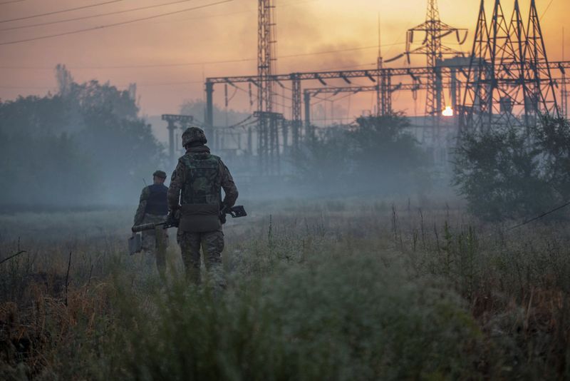 Soldados ucranianos abandonando el último foco de resistencia en Lysychansk y Severodonetsk. Las ciudades gemelas de la zona industrial del Donbás ya están en manos de las fuerzas rusas. REUTERS/Oleksandr Ratushniak