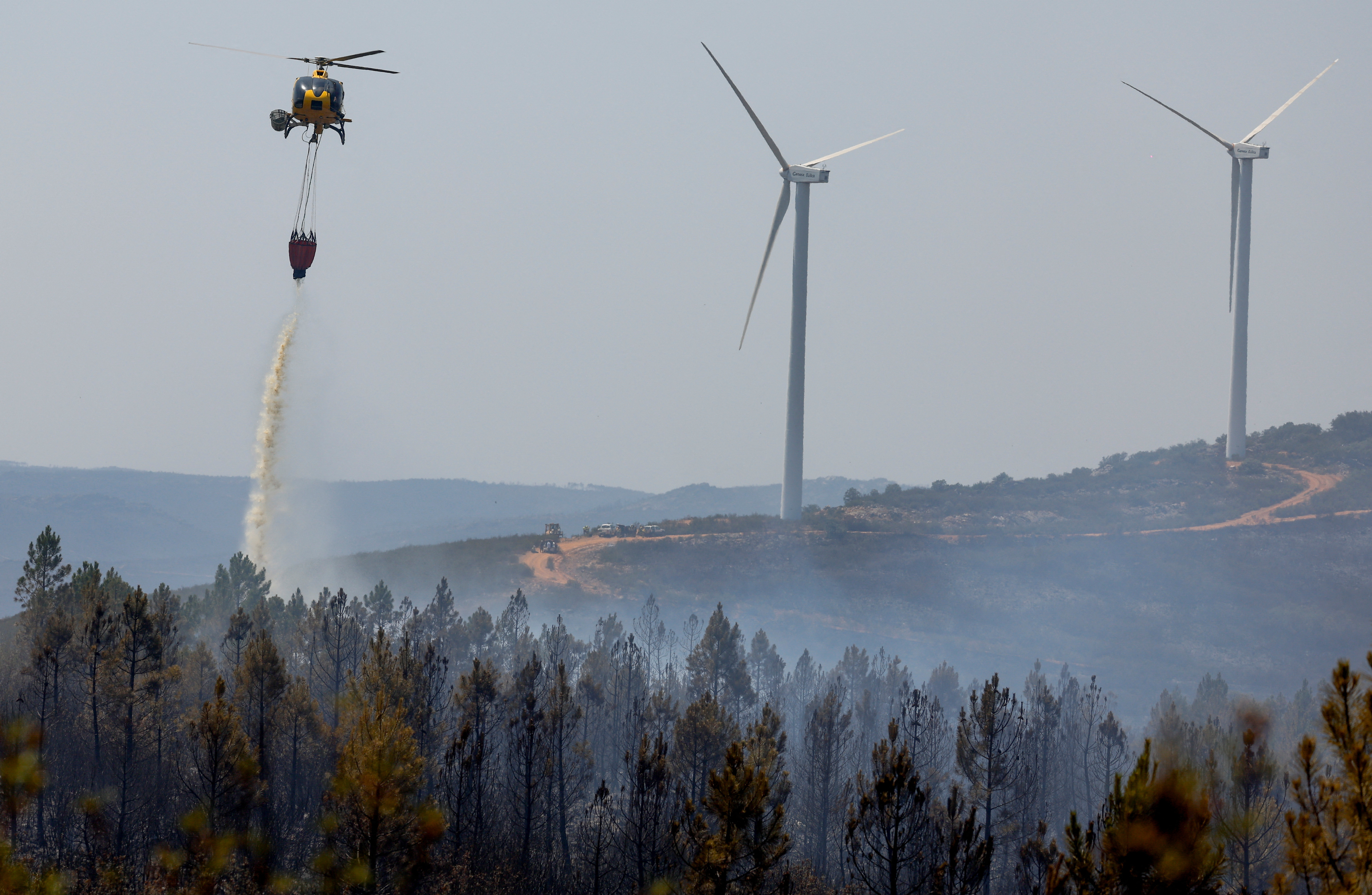 Sia gli idranti che gli elicotteri stanno cercando di spegnere l'incendio in Spagna.
