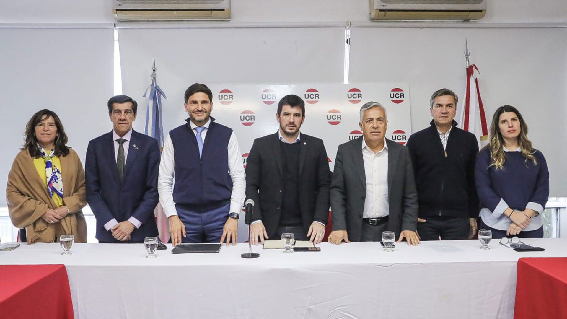 Con una foto de unidad, la UCR reuni&oacute; a sus gobernadores en busca de ordenar al partido para el 2027
