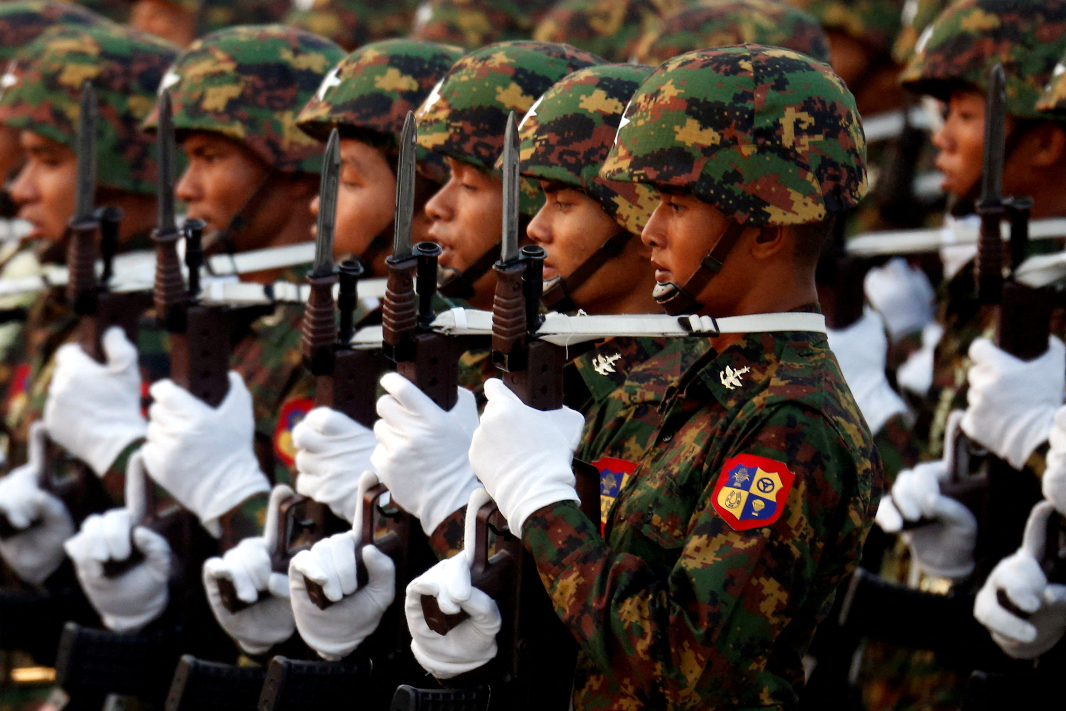 El golpe de Estado del 1 de febrero de 2021 ha sumido Myanmar en una profunda crisis política, social y económica, y ha abierto una espiral de violencia con nuevas milicias civiles que han exacerbado el enfrentamiento entre guerrillas que vive el país desde hace décadas. (REUTERS)