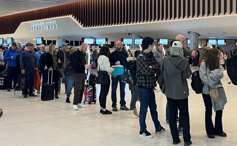 Pasajeros hacen cola para el control de seguridad en la zona de salidas de la Terminal 2 del aeropuerto de Manchester en Manchester, Gran Bretaña. 4 de abril de 2022. REUTERS/Phil Noble