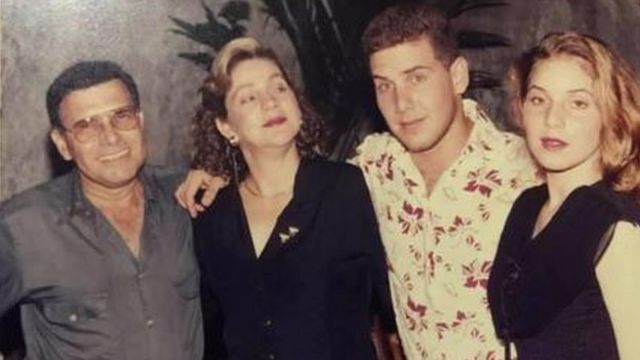 Martín Mestre junto a su esposa e hijos