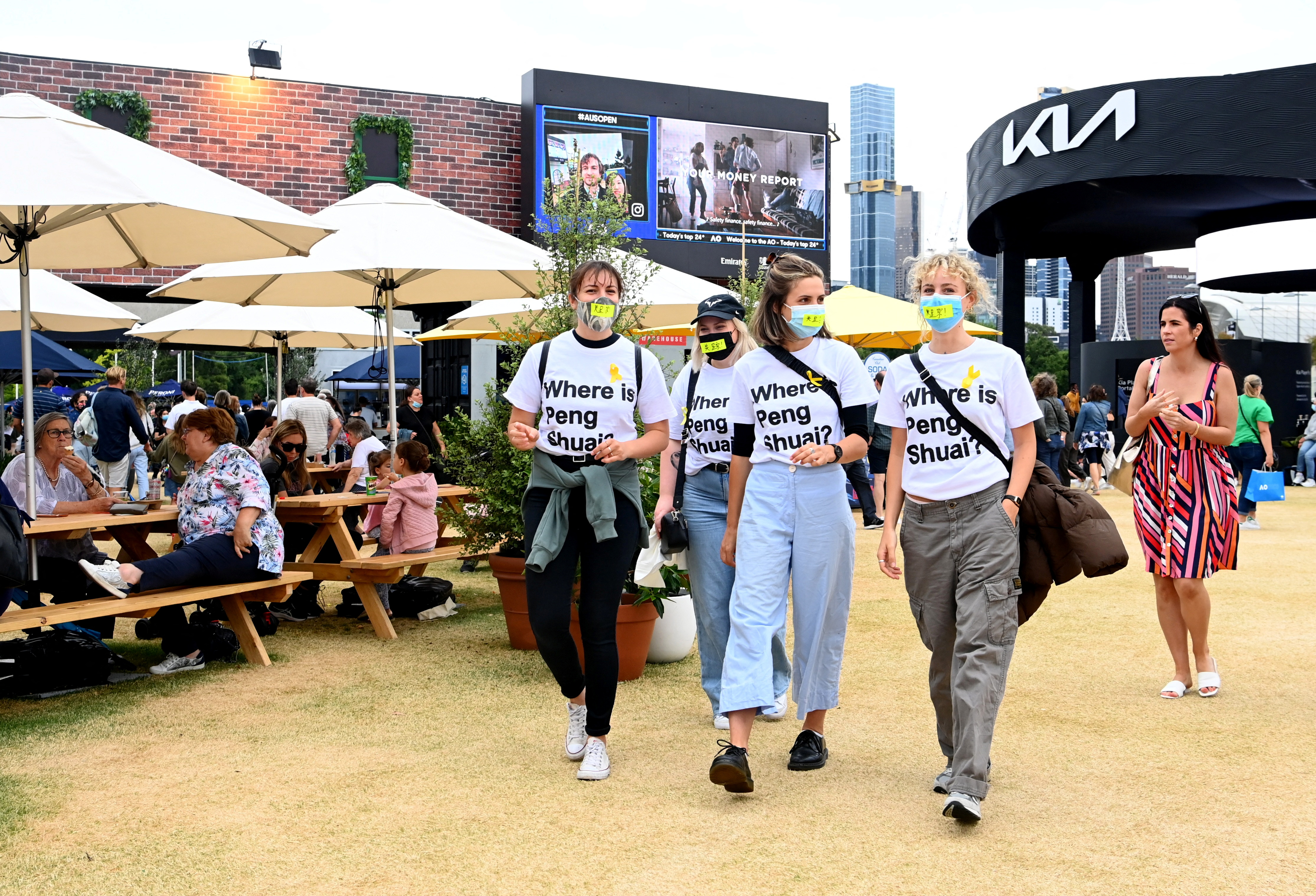 En Melbourne Park repartieron camisetas con la leyenda "¿Dónde está Peng Shuai?" (Foto: REUTERS)