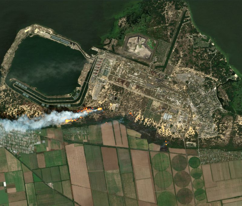 Vista aére de la planta nuclear de Zaporizhzhia, en la que se puede apreciar el humo de varios incendios, en Energodar