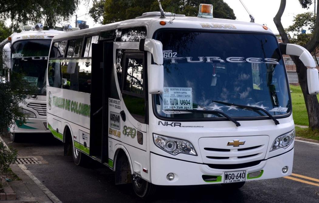 Bus escolar con 20 niños a bordo se estrelló contra un poste en Soacha