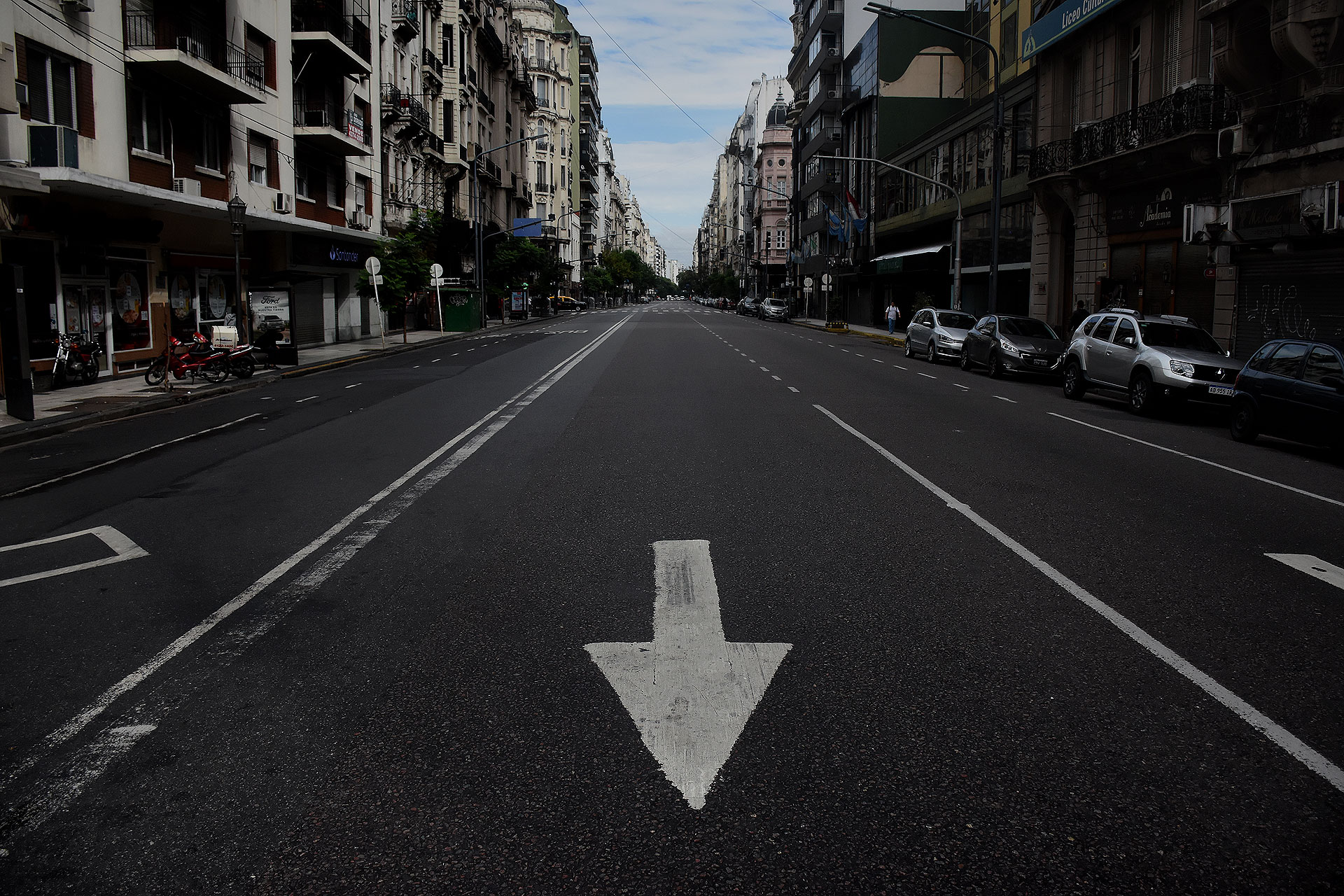 Transitar está prohibido a menos que se tenga un permiso de circulación que es exclusivamente para trabajadores considerados de actividades esenciales