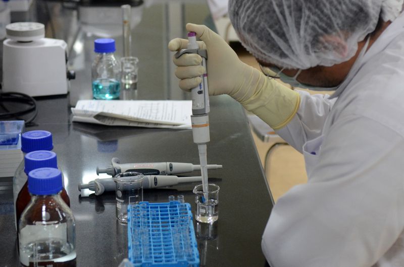 Un científico dentro del Instituto Serum de la India trabaja en una vacuna contra el COVID-19, en Pune. 18 de mayo de 2020. REUTERS/Euan Rocha