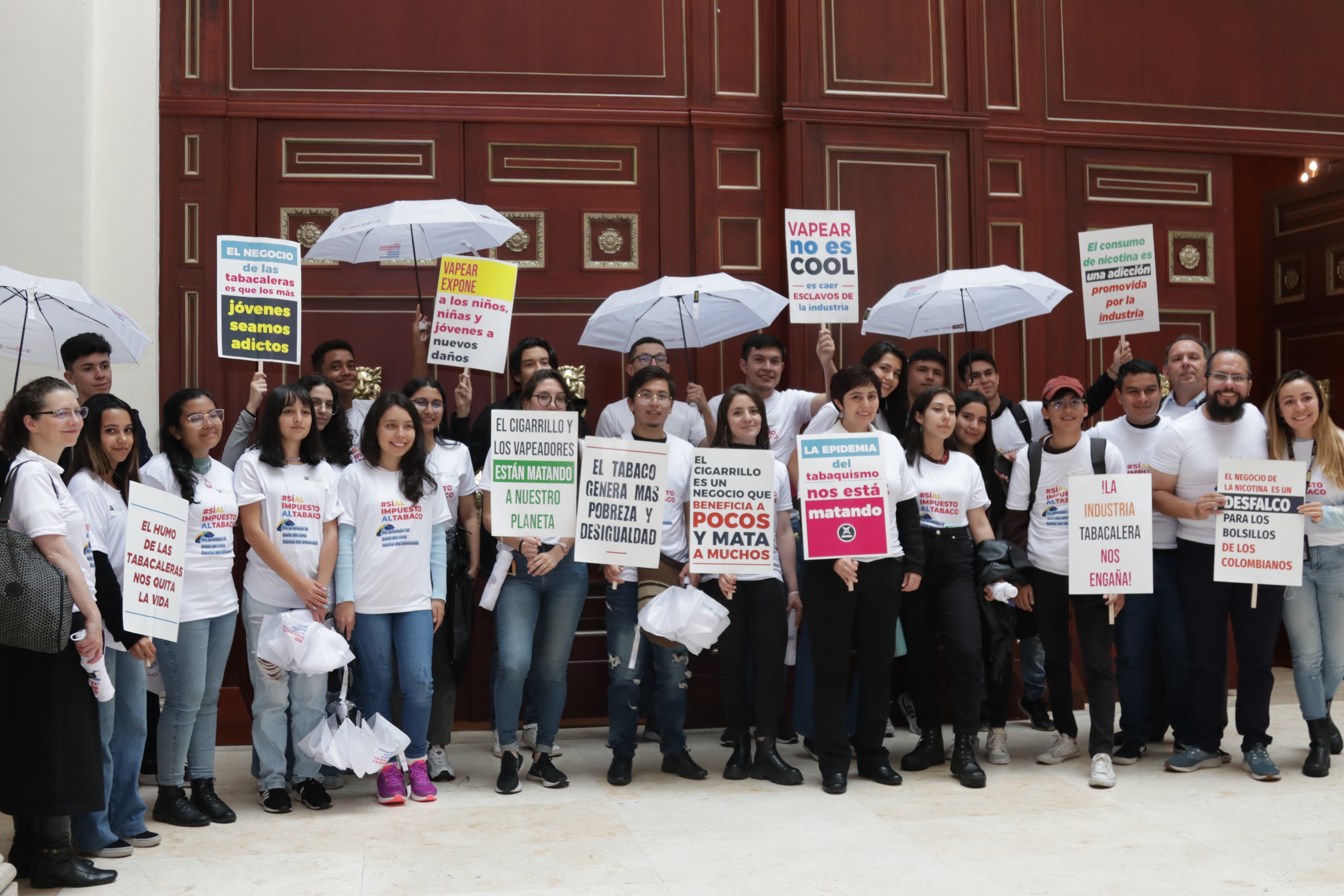 Jóvenes en el Congreso de la República. Creen que un impuesto al tabaco y vapeadores podría salvar muchas vidas. FOTO: Archivo Particular